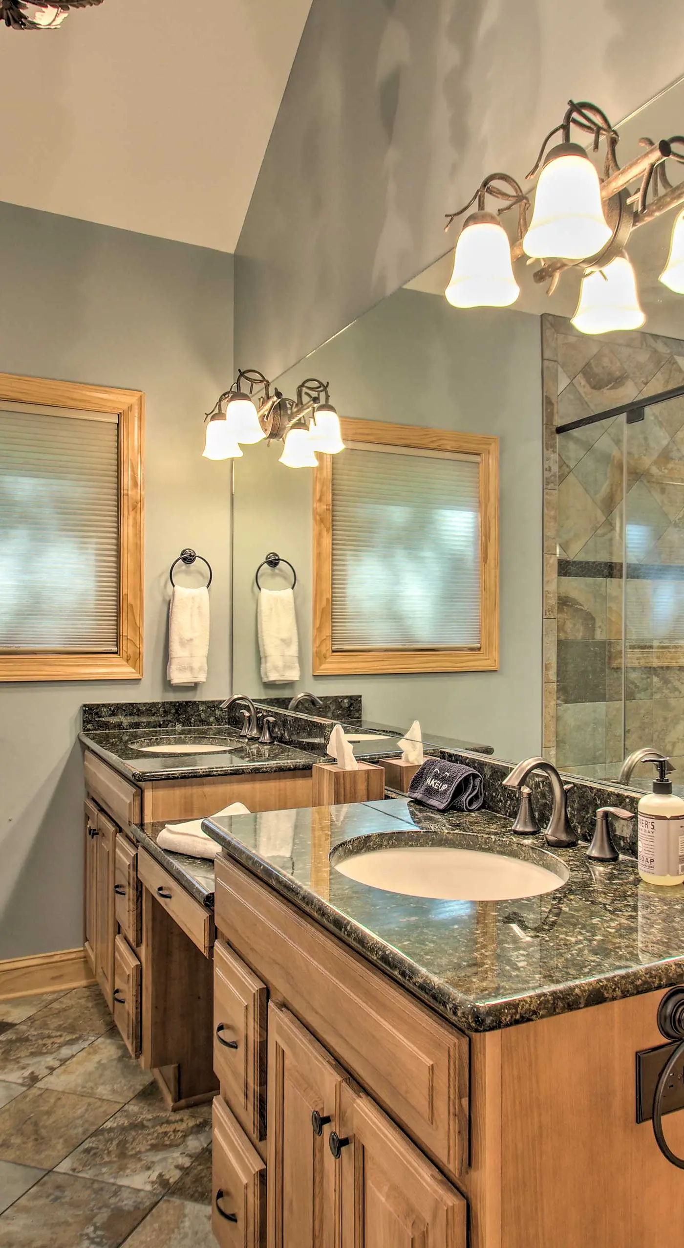 Luxe Wintergreen Resort Escape w/ Hot Tub!
