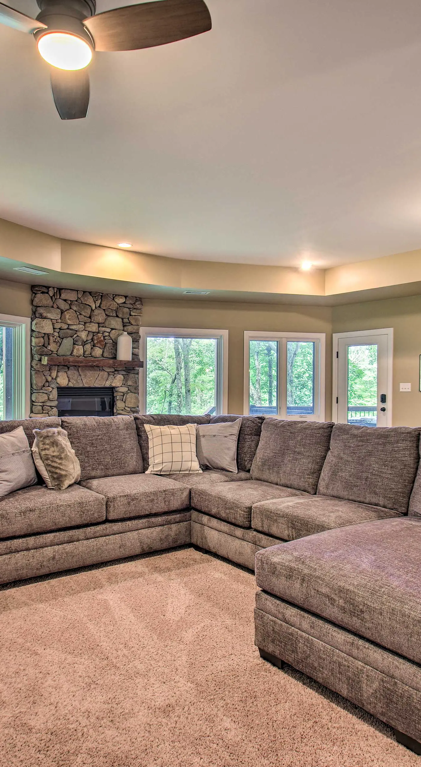 Luxe Wintergreen Resort Escape w/ Hot Tub!