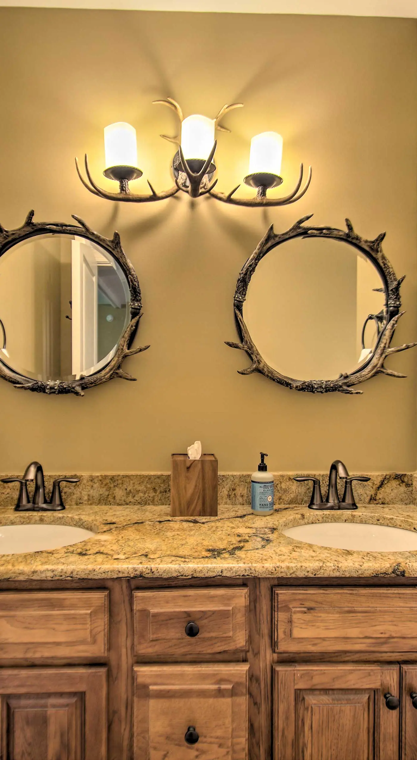 Luxe Wintergreen Resort Escape w/ Hot Tub!