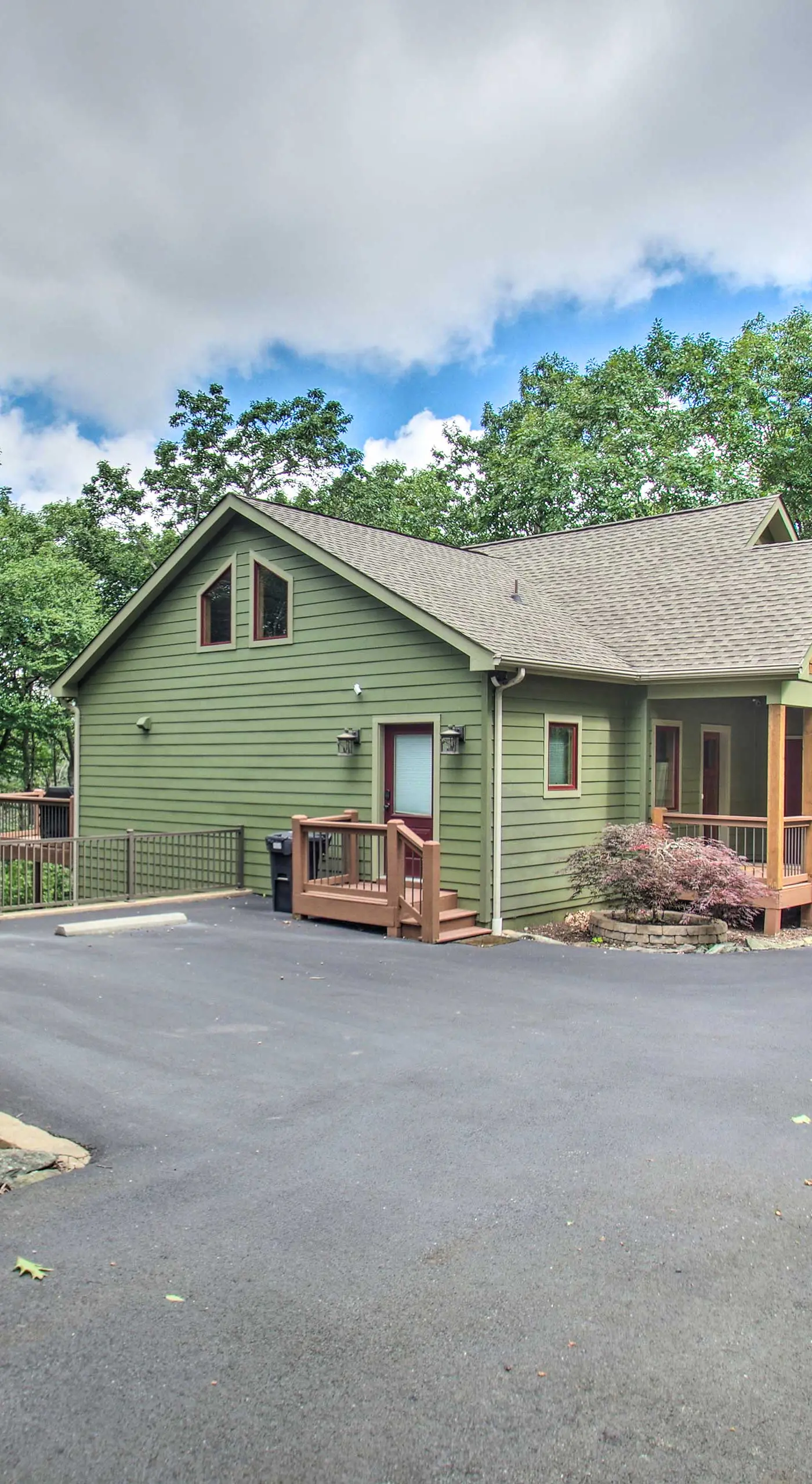 Luxe Wintergreen Resort Escape w/ Hot Tub!