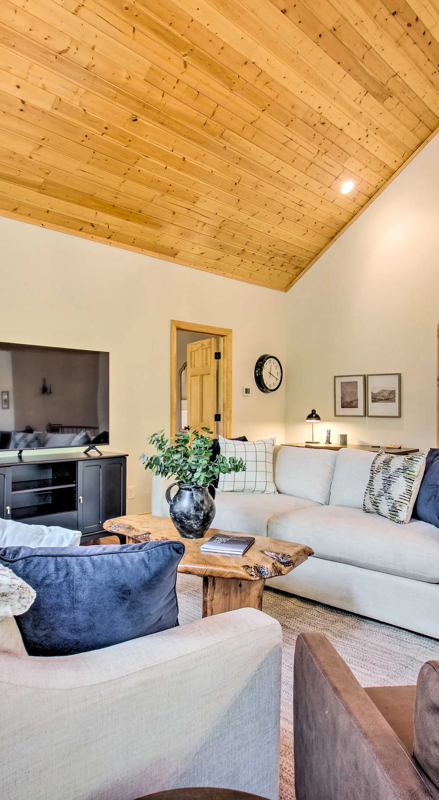 Luxe Wintergreen Resort Escape w/ Hot Tub!