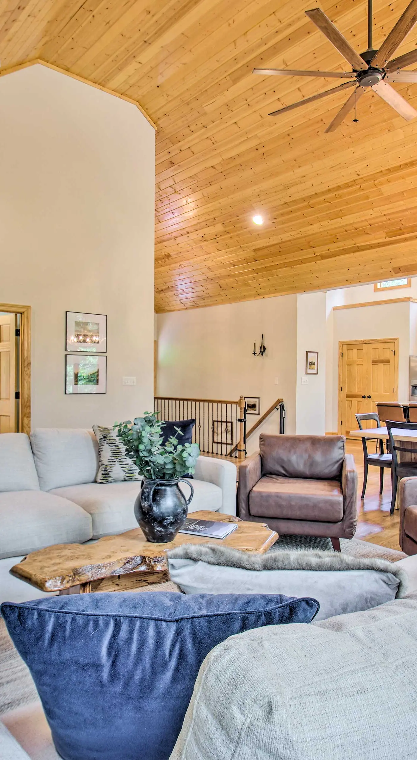 Luxe Wintergreen Resort Escape w/ Hot Tub!