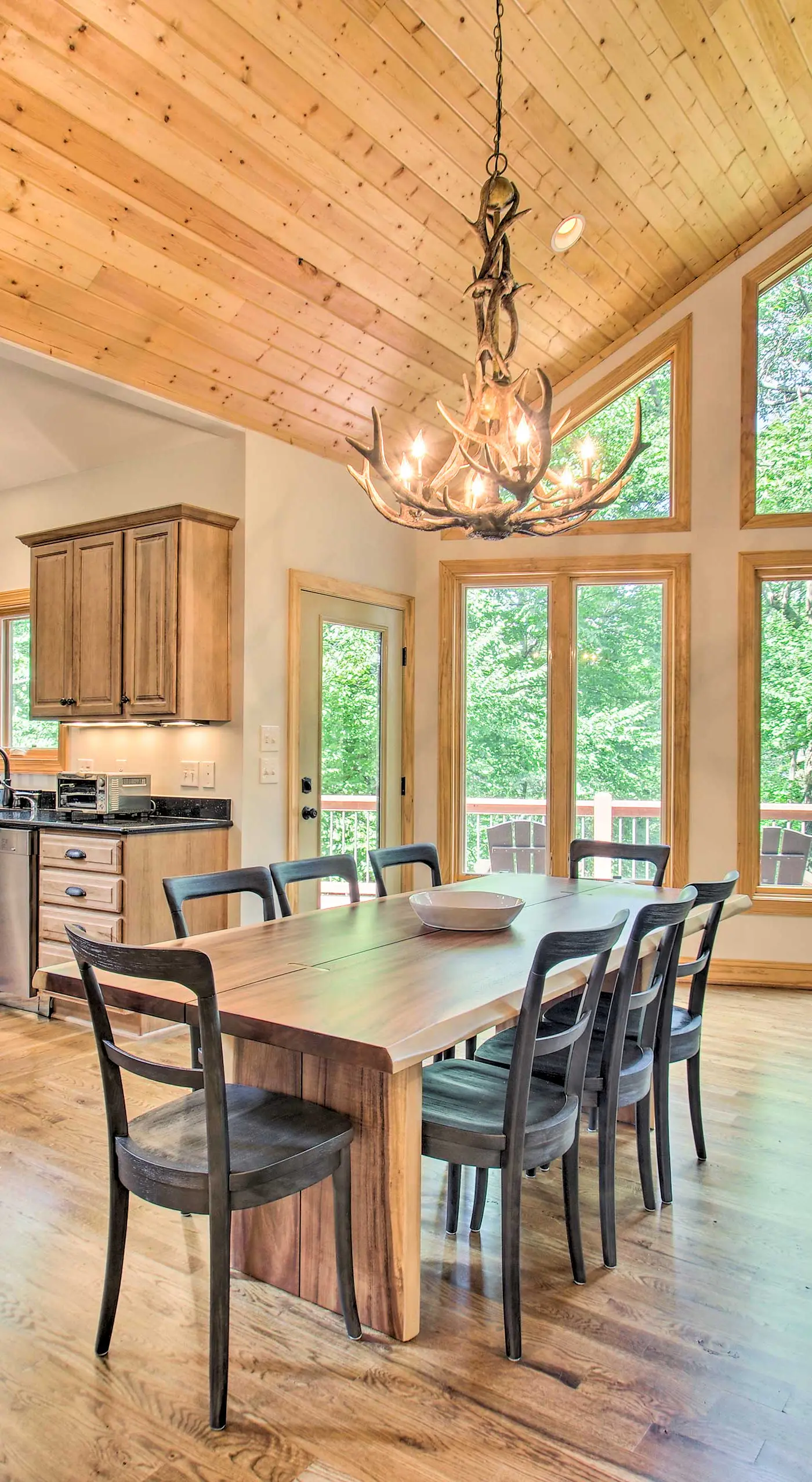 Luxe Wintergreen Resort Escape w/ Hot Tub!