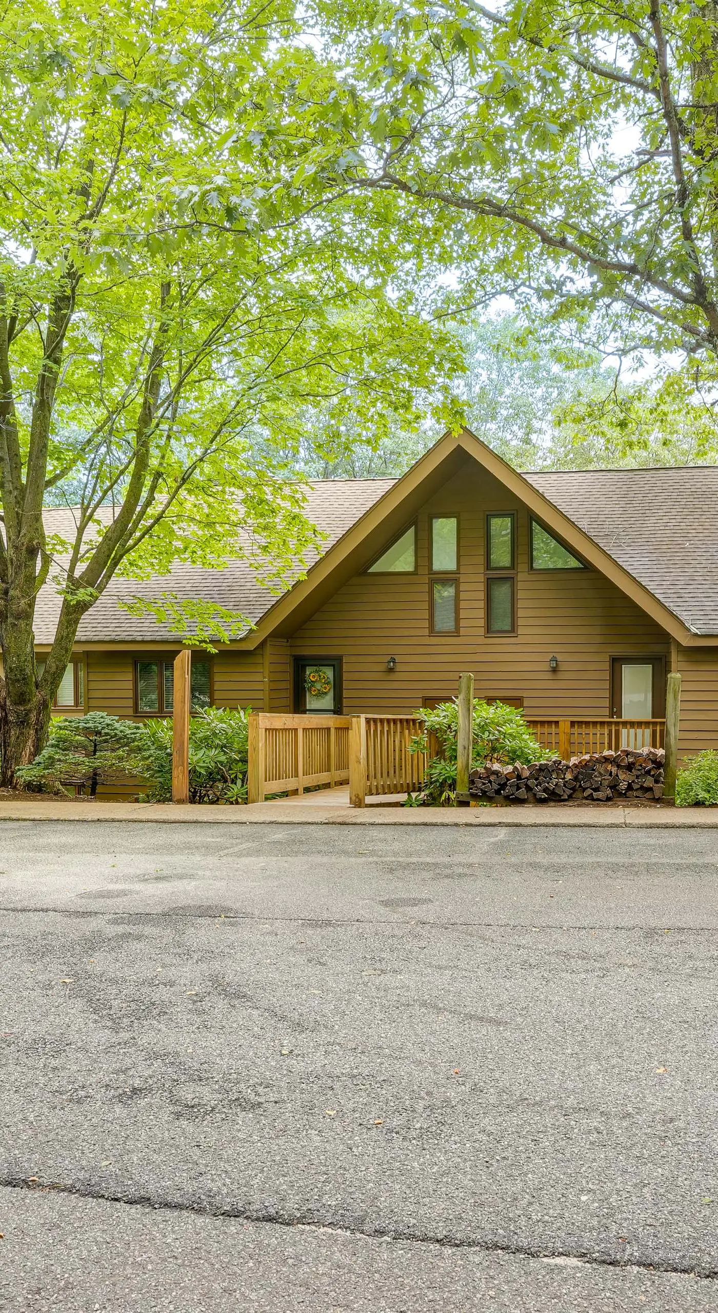Wintergreen Condo w/ Pool: Near Hike & Market!