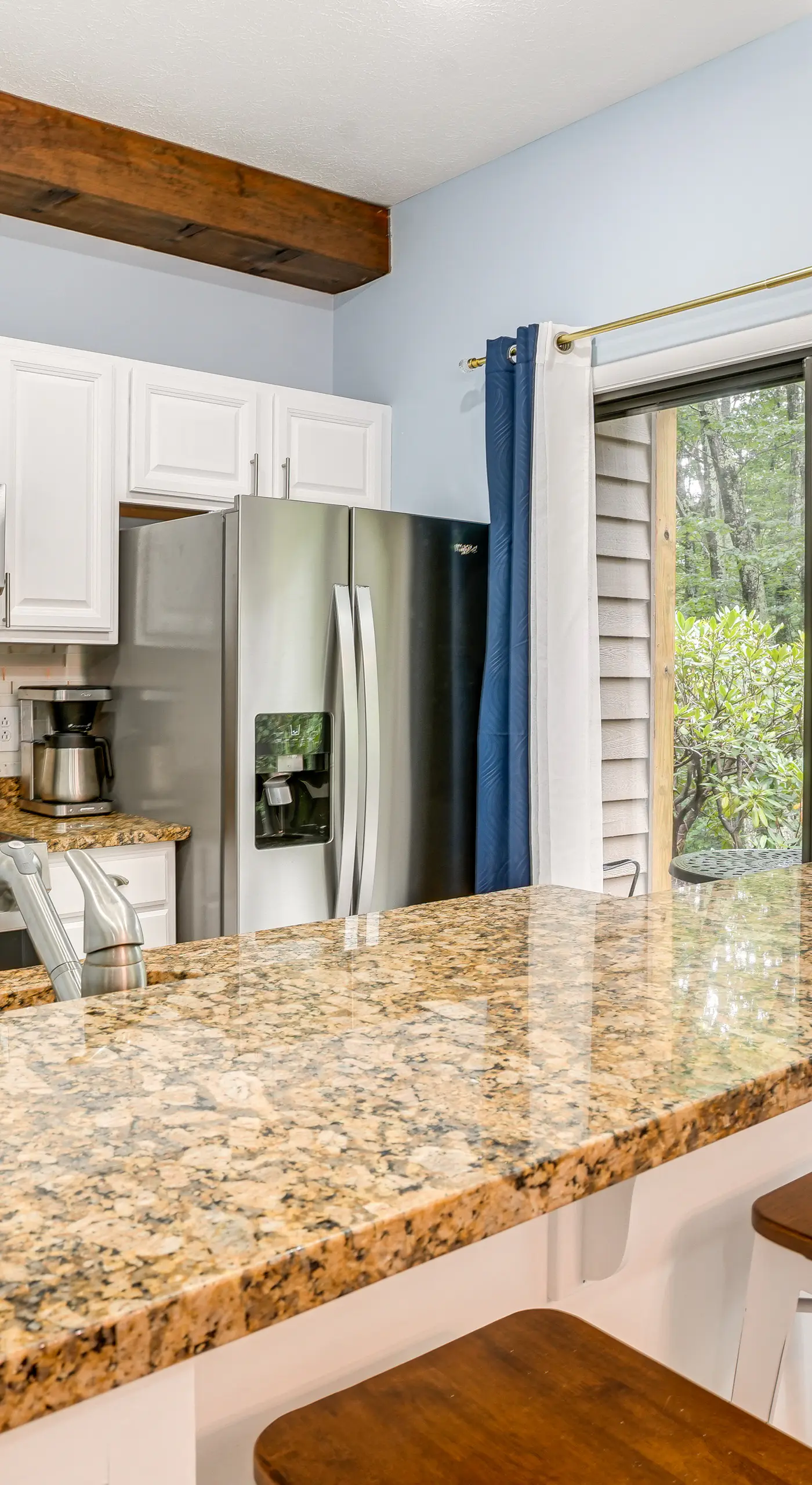 Wintergreen Condo w/ Pool: Near Hike & Market!