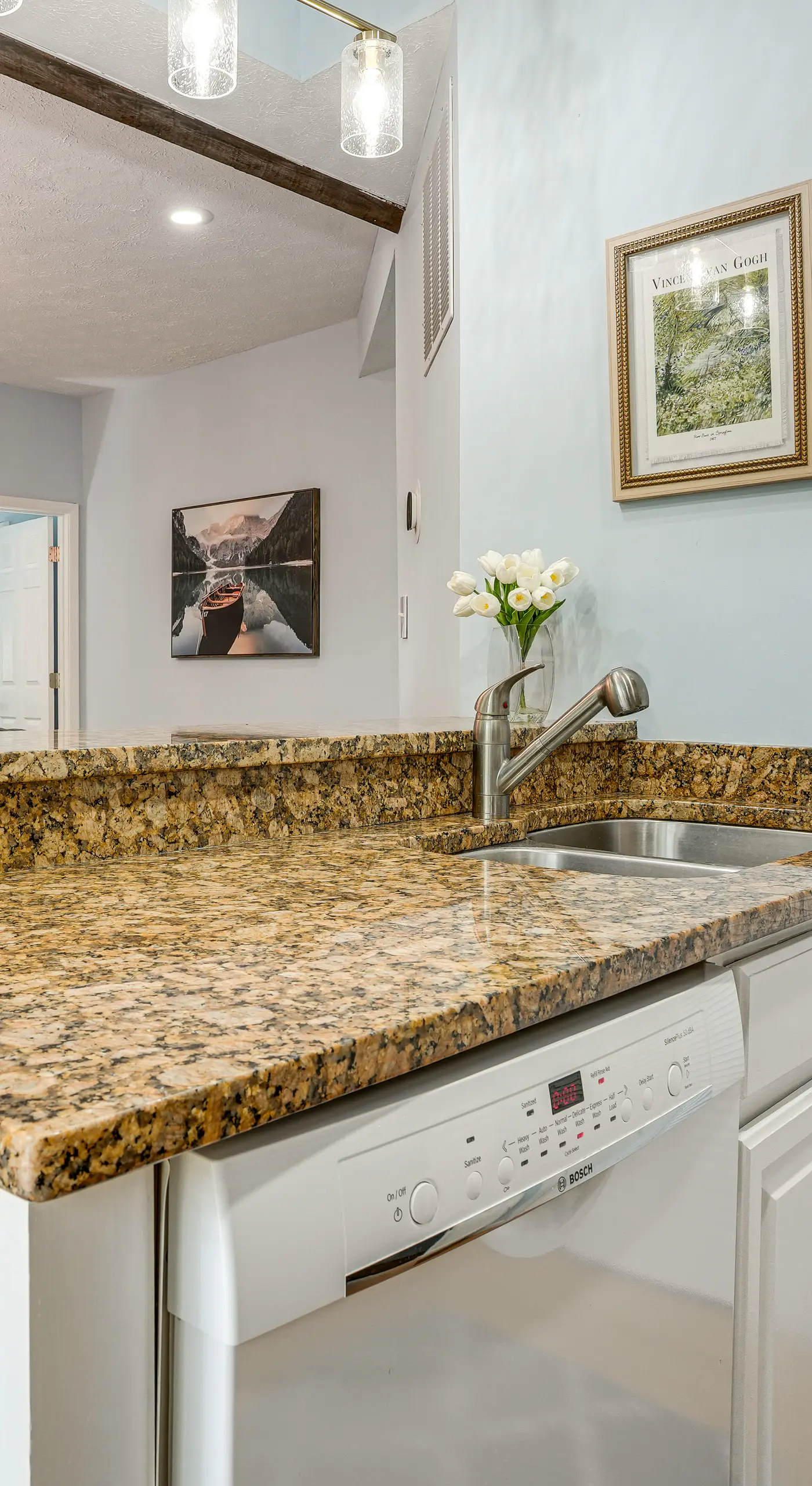 Wintergreen Condo w/ Pool: Near Hike & Market!