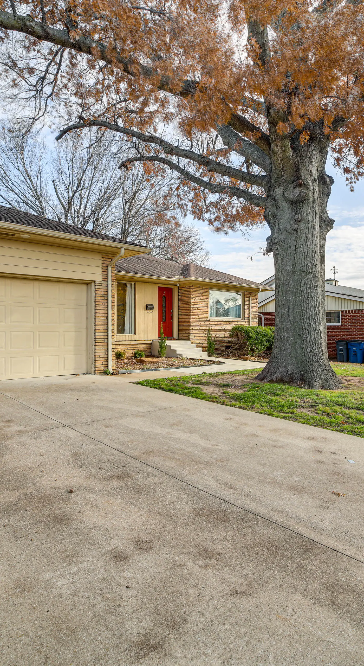 Tulsa Home 5 Mi to Downtown: Groups Welcome!