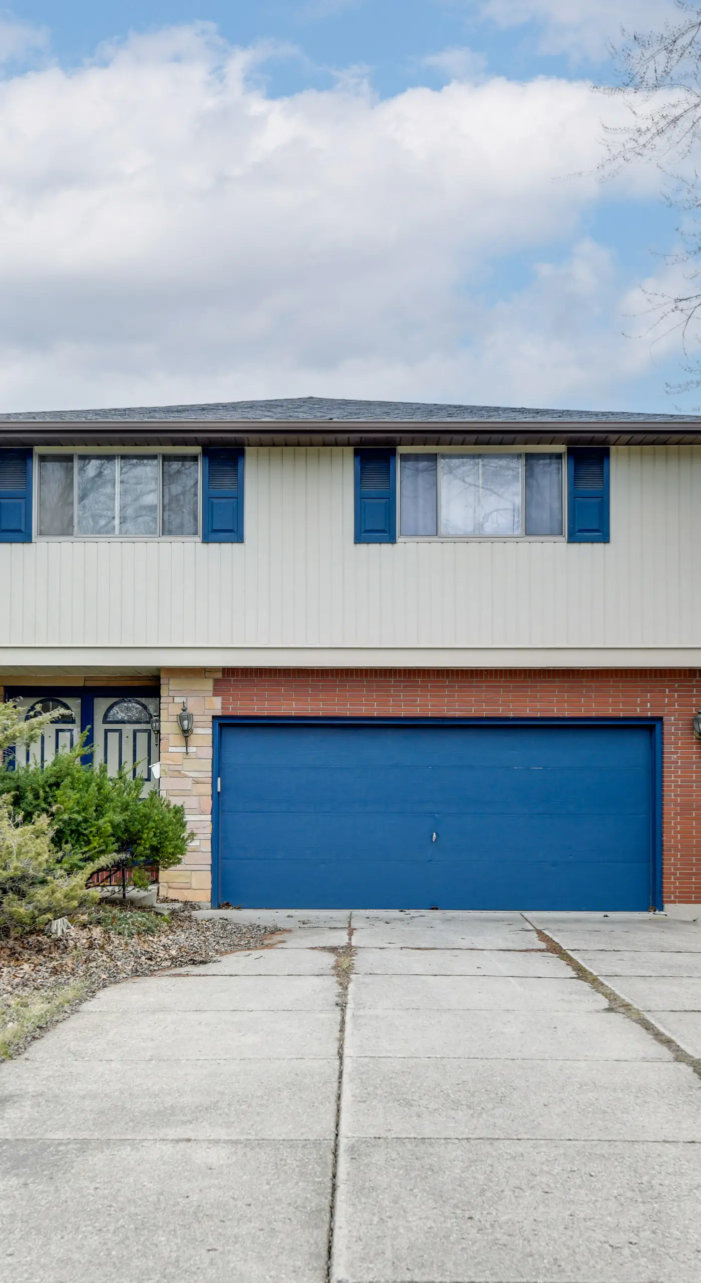 Deck & Seasonal Pool: Spacious Home Near Buffalo!