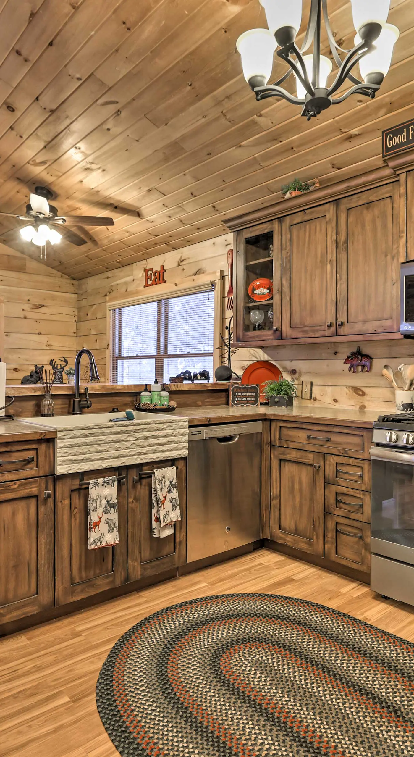 Cozy 'Nora's Hideaway' - Charming, Quiet Log Cabin