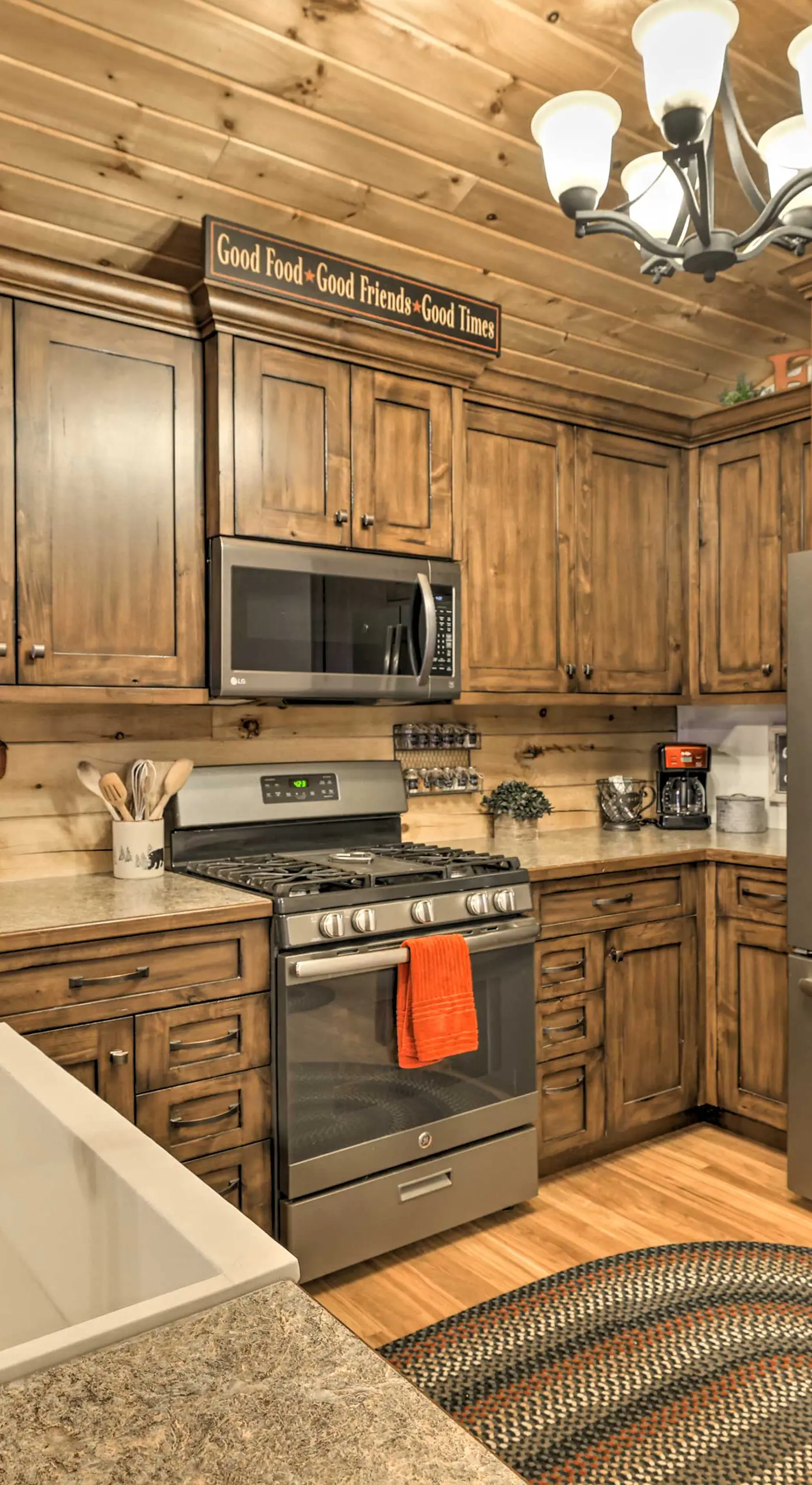 Cozy 'Nora's Hideaway' - Charming, Quiet Log Cabin