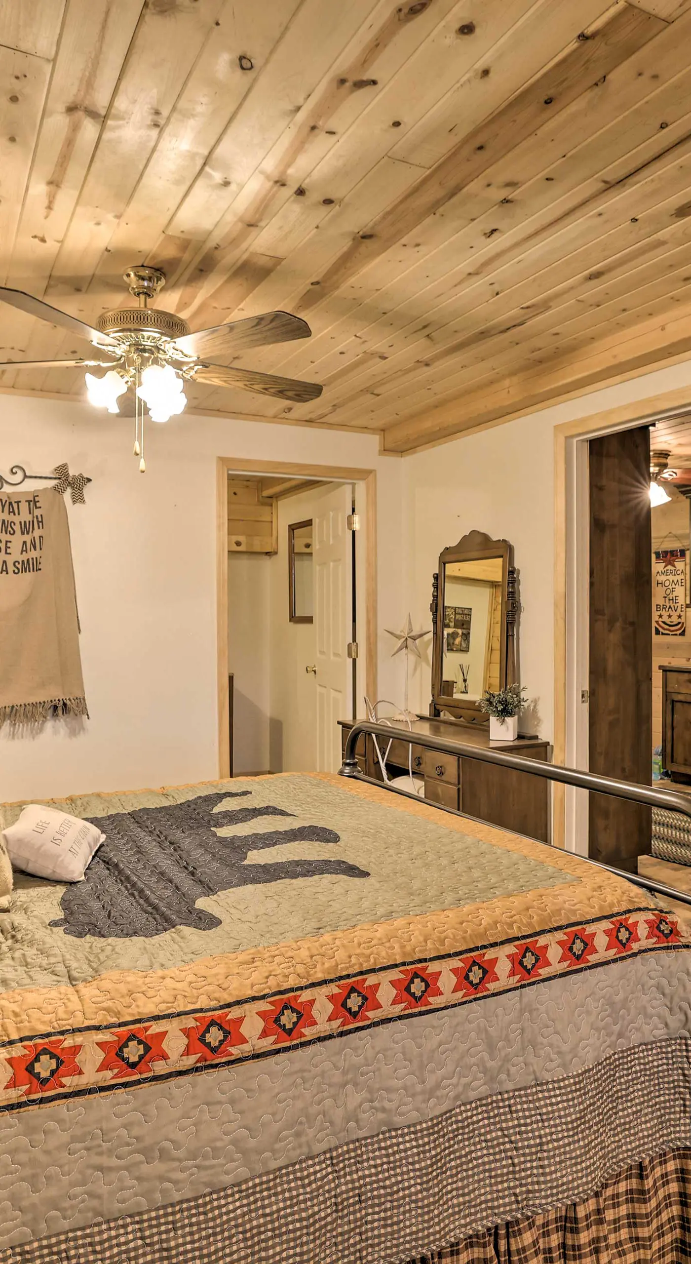 Cozy 'Nora's Hideaway' - Charming, Quiet Log Cabin