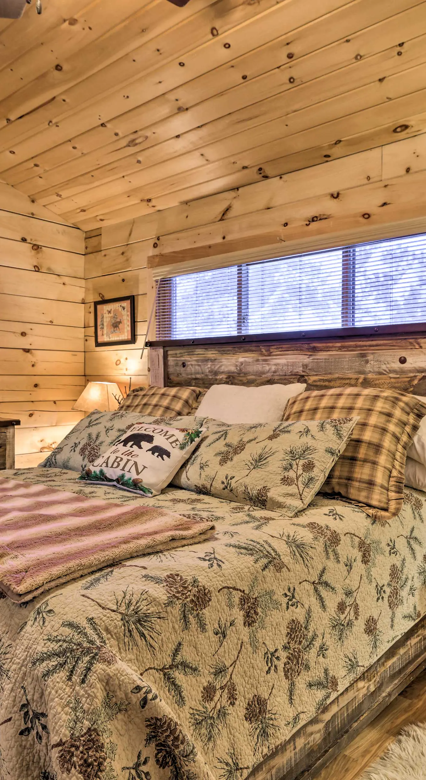 Cozy 'Nora's Hideaway' - Charming, Quiet Log Cabin