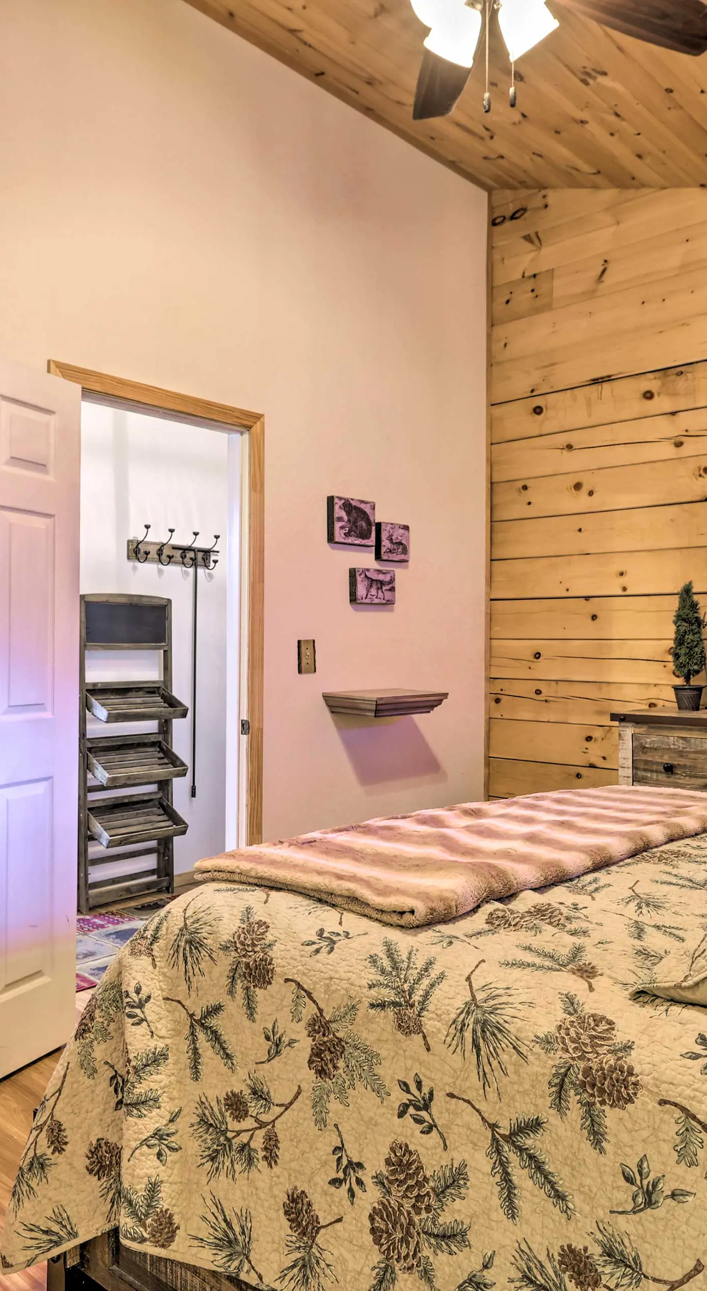 Cozy 'Nora's Hideaway' - Charming, Quiet Log Cabin