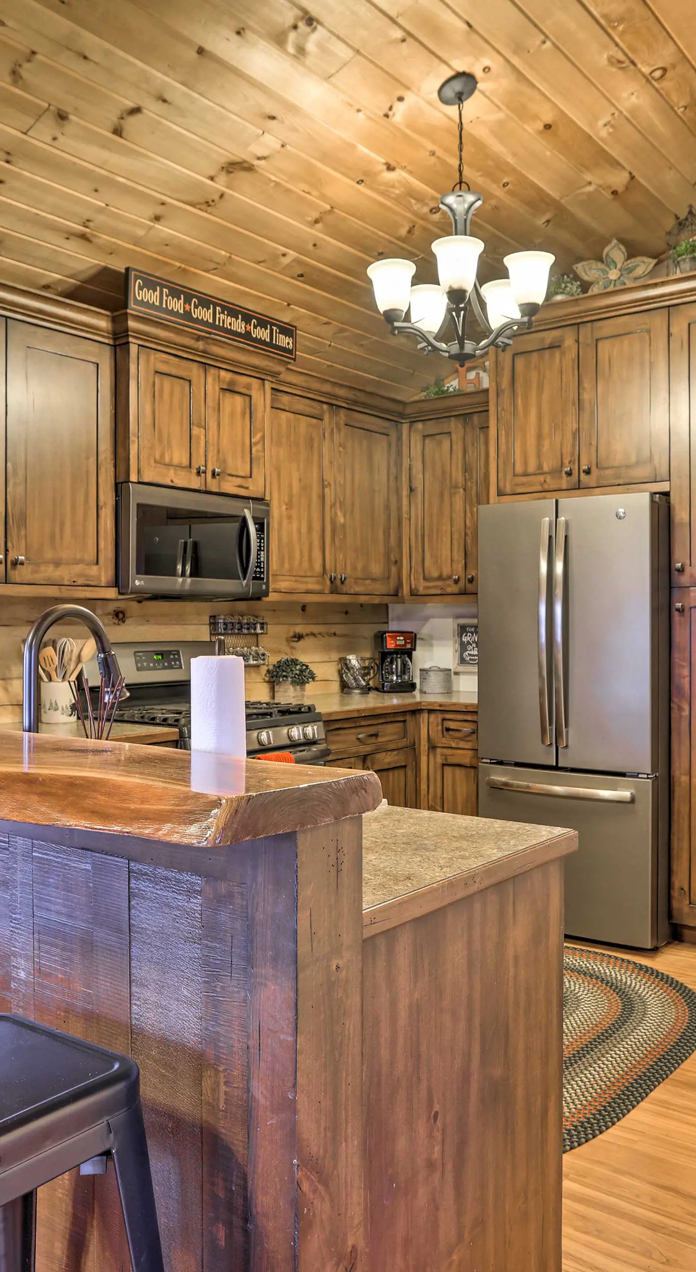 Cozy 'Nora's Hideaway' - Charming, Quiet Log Cabin