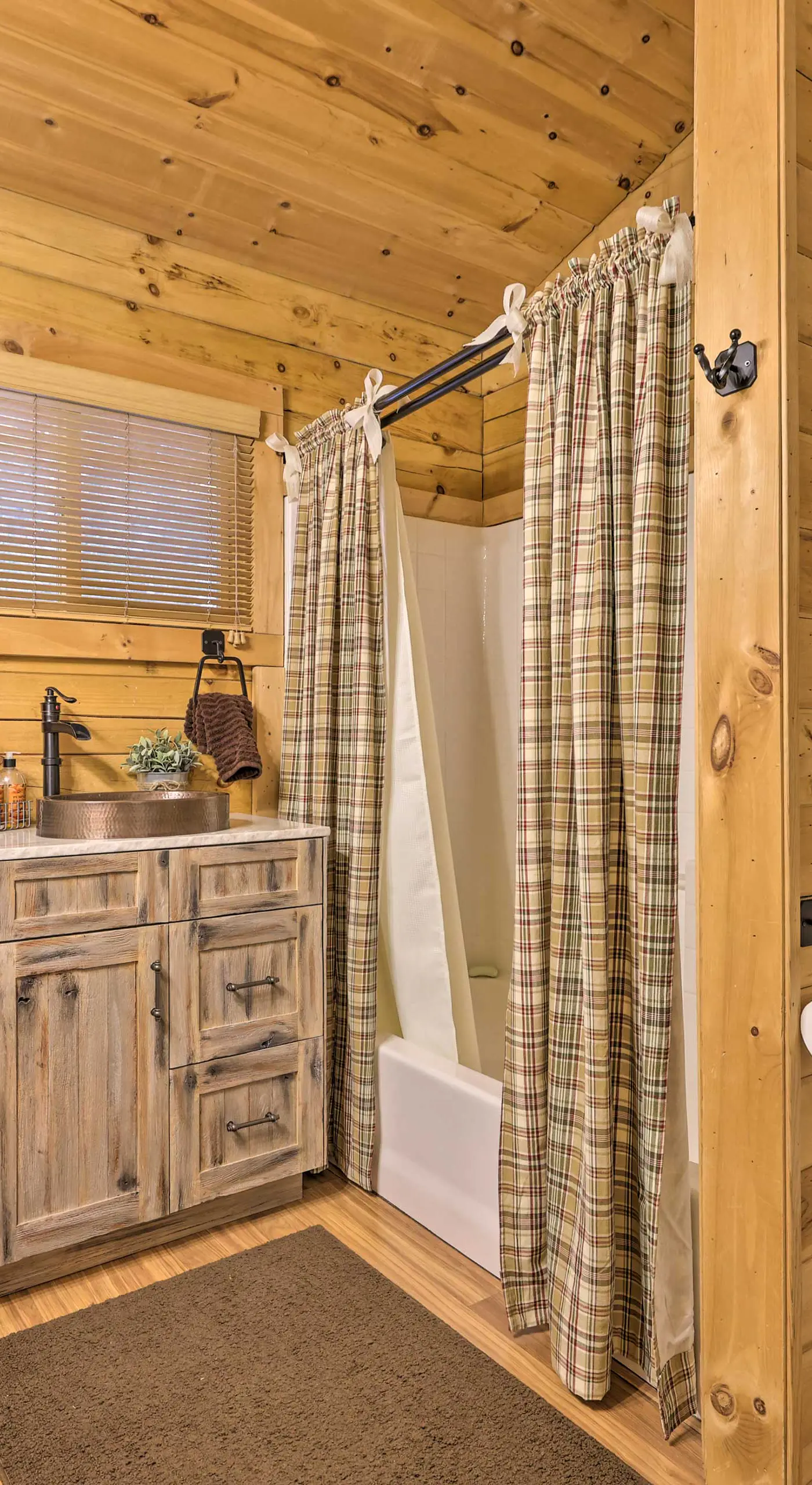 Cozy 'Nora's Hideaway' - Charming, Quiet Log Cabin