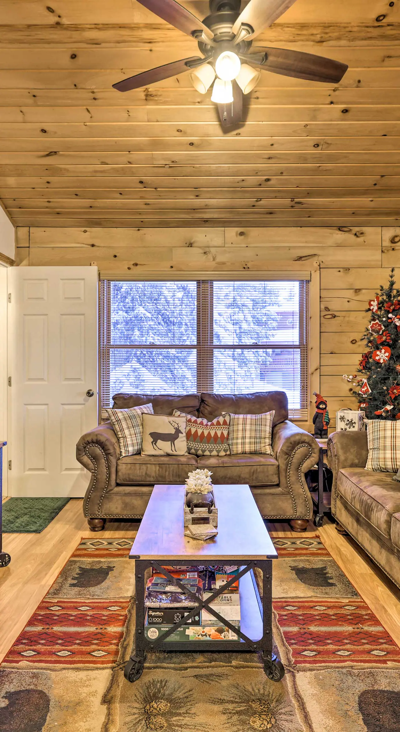 Cozy 'Nora's Hideaway' - Charming, Quiet Log Cabin