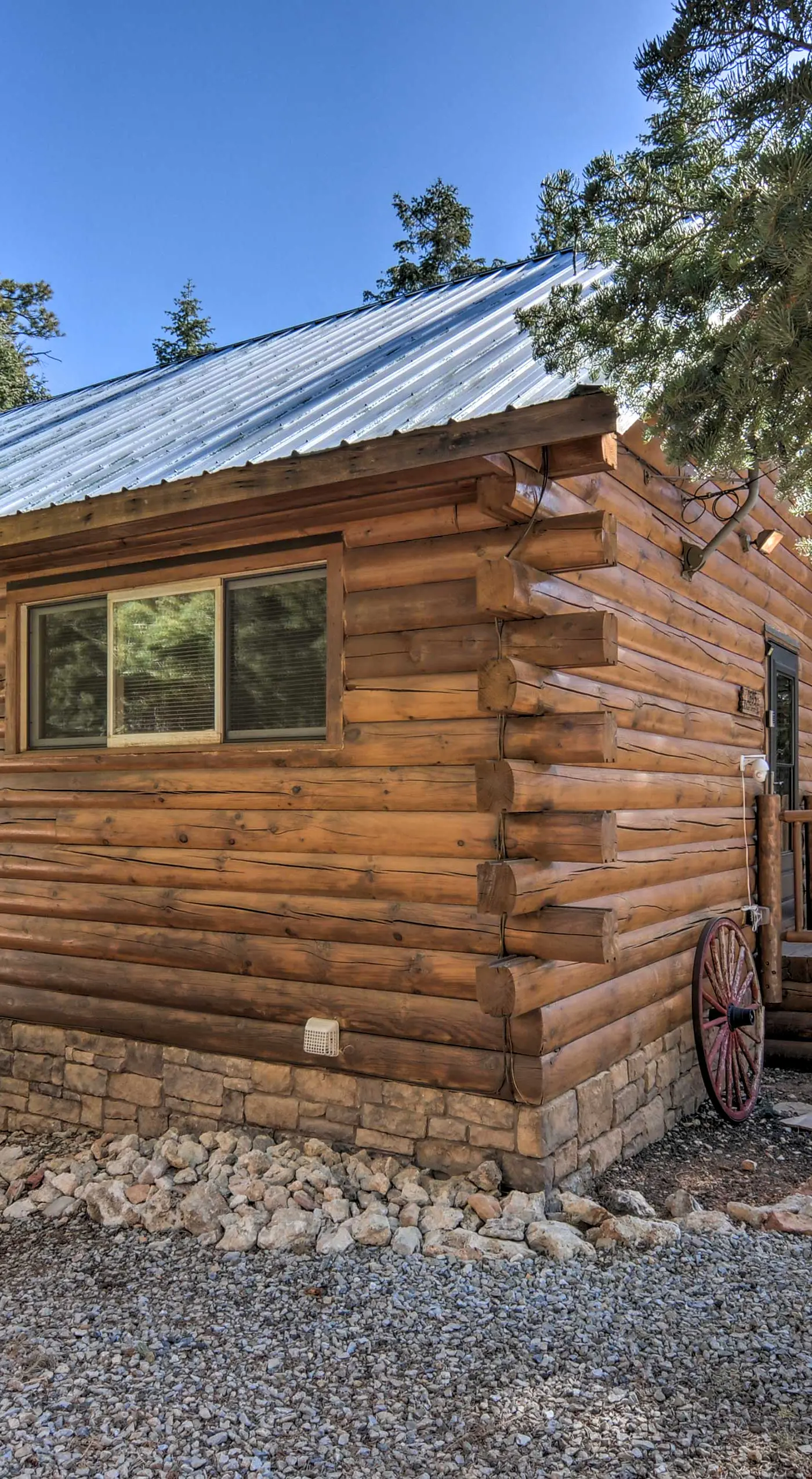 Cozy 'Nora's Hideaway' - Charming, Quiet Log Cabin