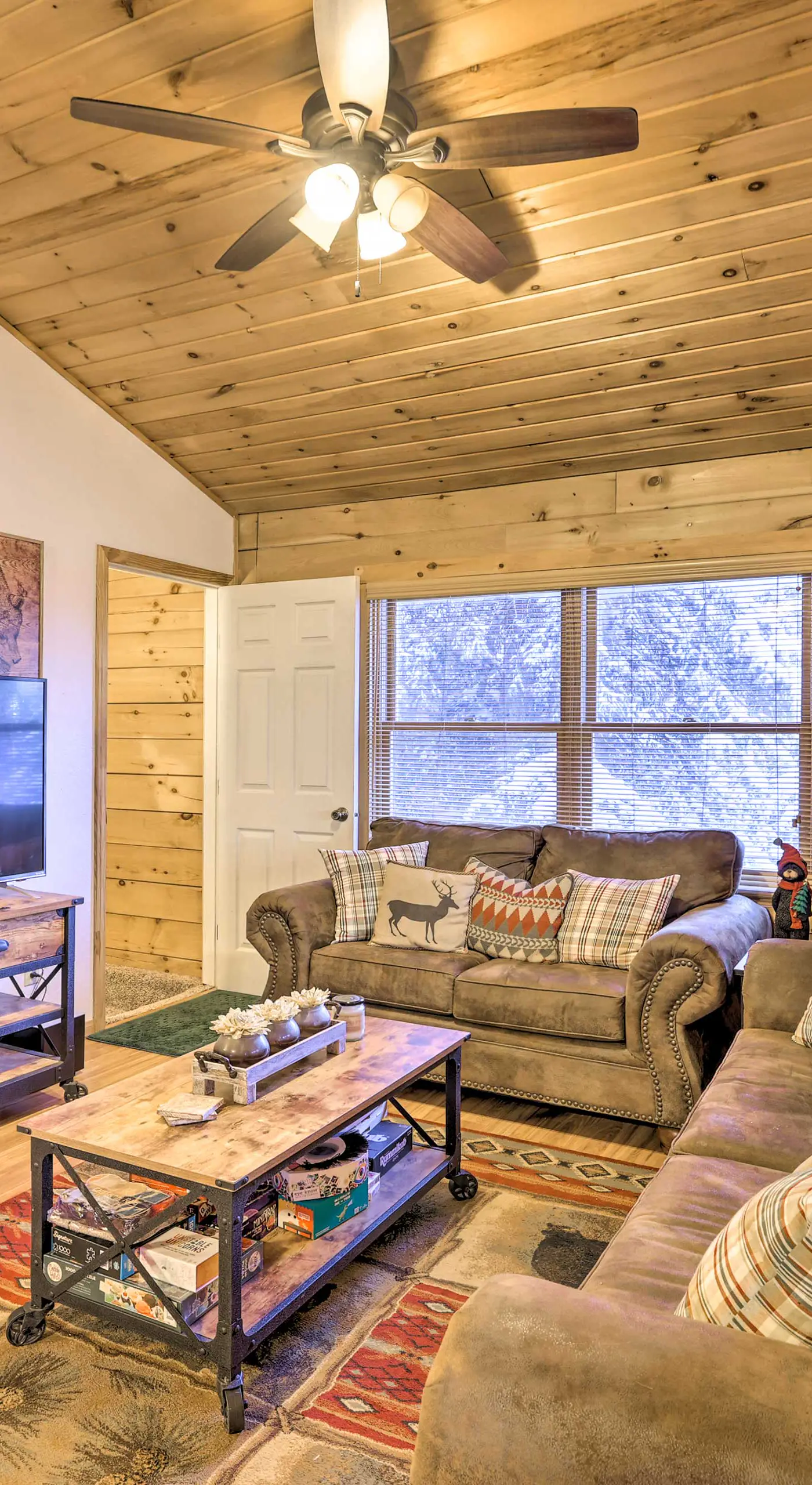 Cozy 'Nora's Hideaway' - Charming, Quiet Log Cabin