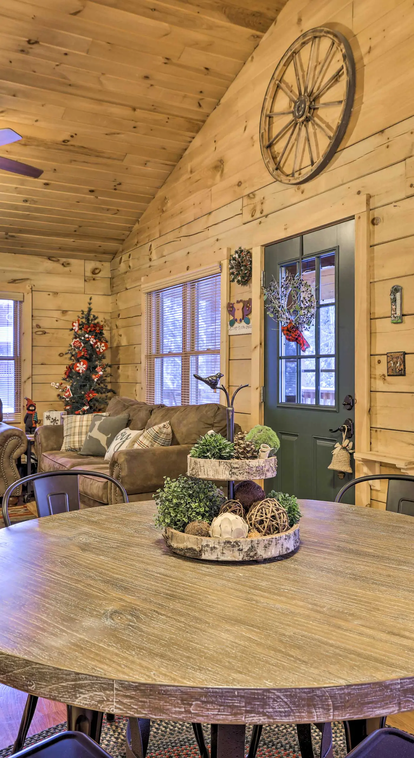 Cozy 'Nora's Hideaway' - Charming, Quiet Log Cabin
