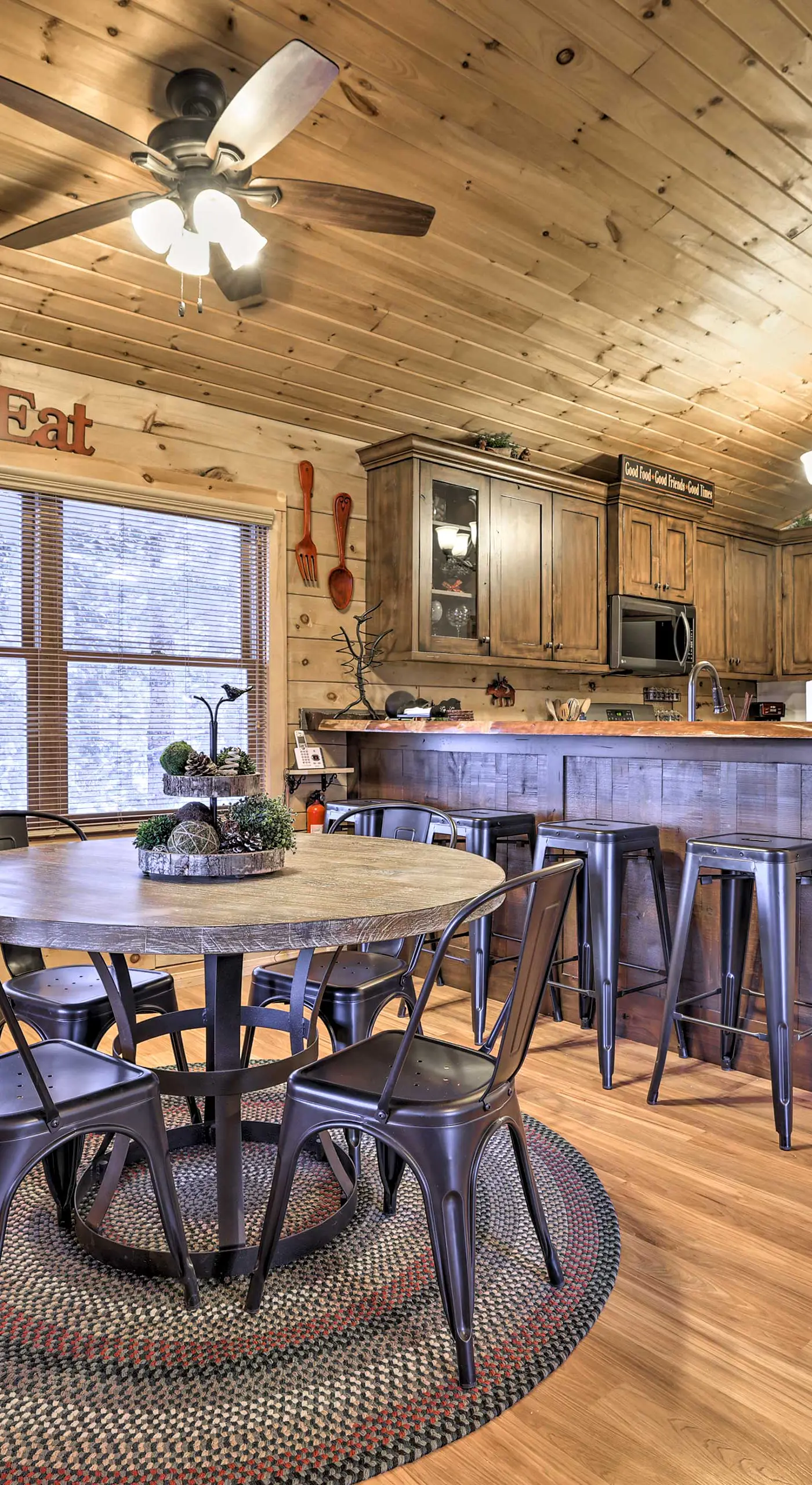 Cozy 'Nora's Hideaway' - Charming, Quiet Log Cabin