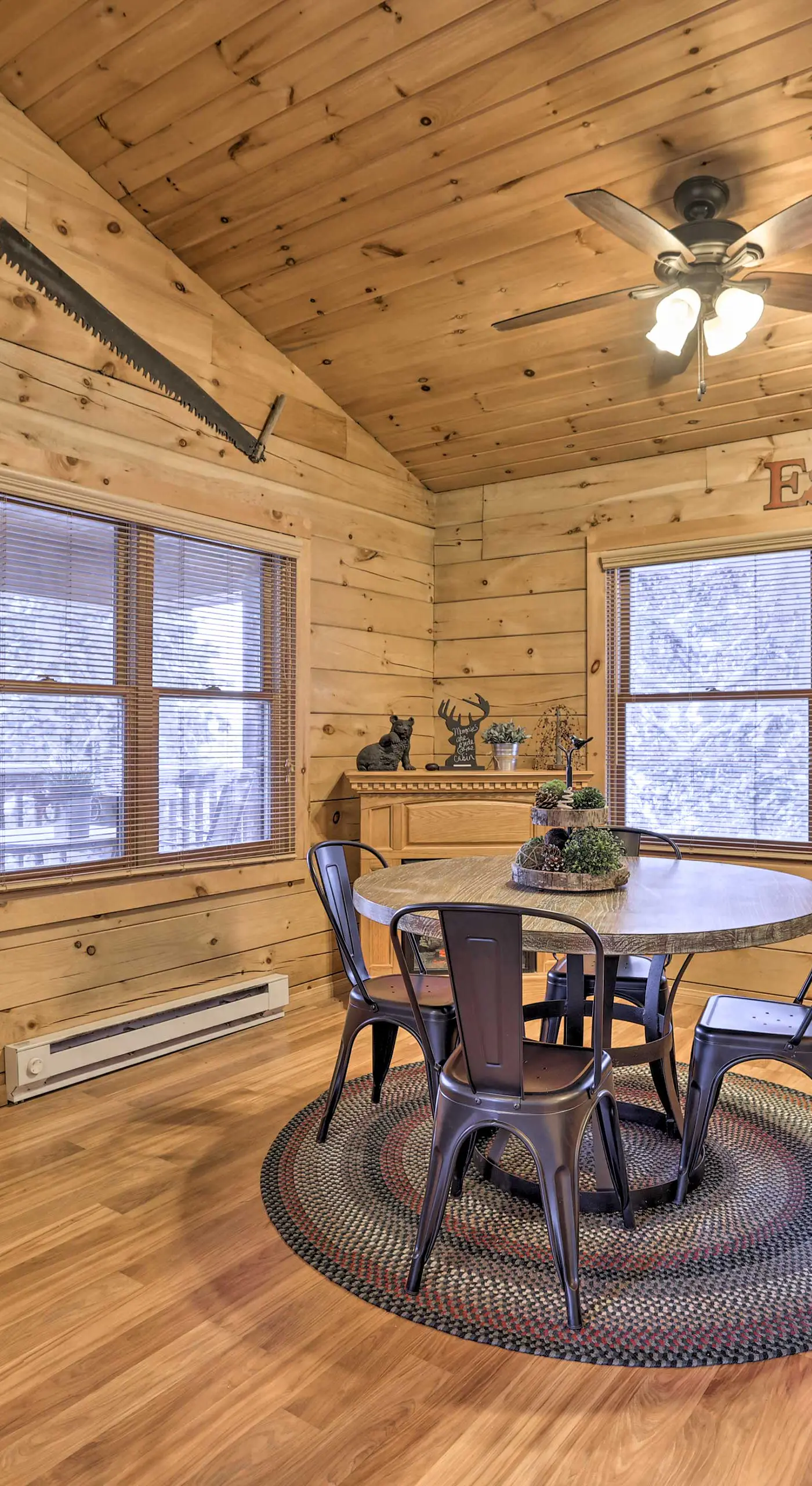 Cozy 'Nora's Hideaway' - Charming, Quiet Log Cabin