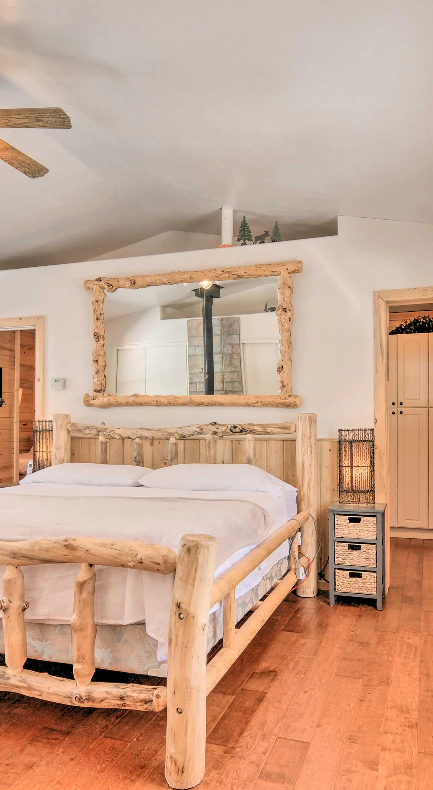 Spacious Duck Creek Village Cabin w/ Hot Tub!