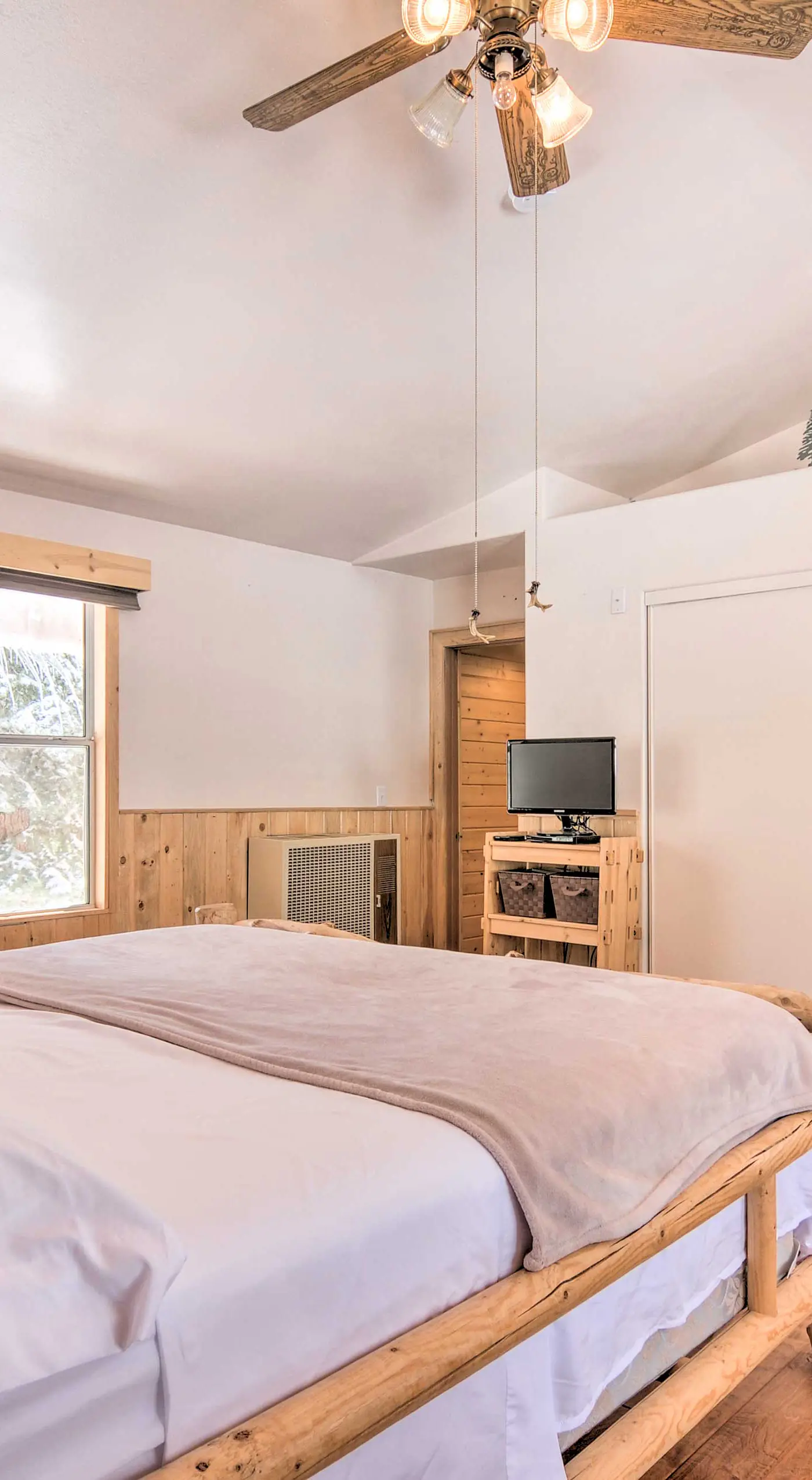 Spacious Duck Creek Village Cabin w/ Hot Tub!