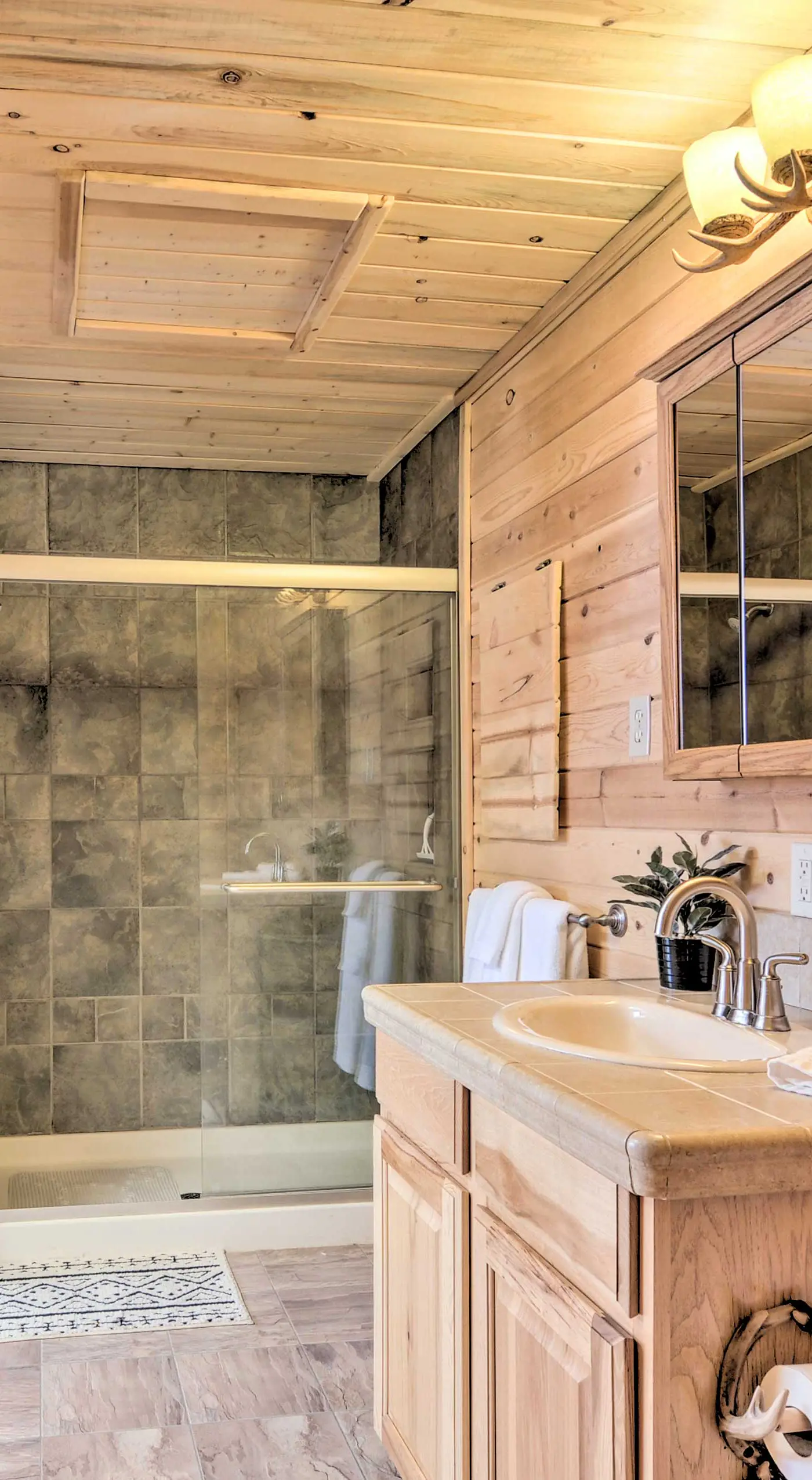 Spacious Duck Creek Village Cabin w/ Hot Tub!