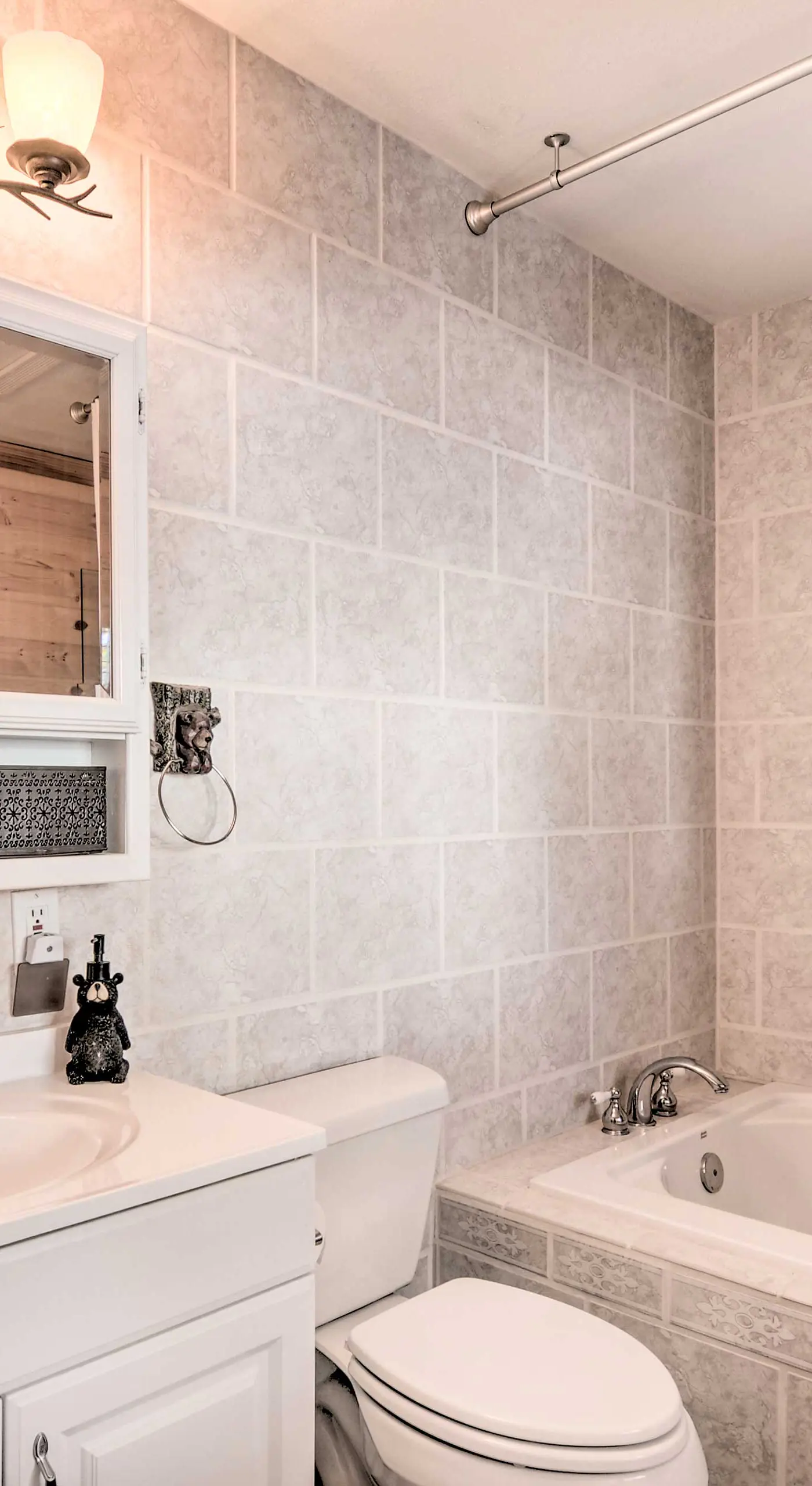 Spacious Duck Creek Village Cabin w/ Hot Tub!