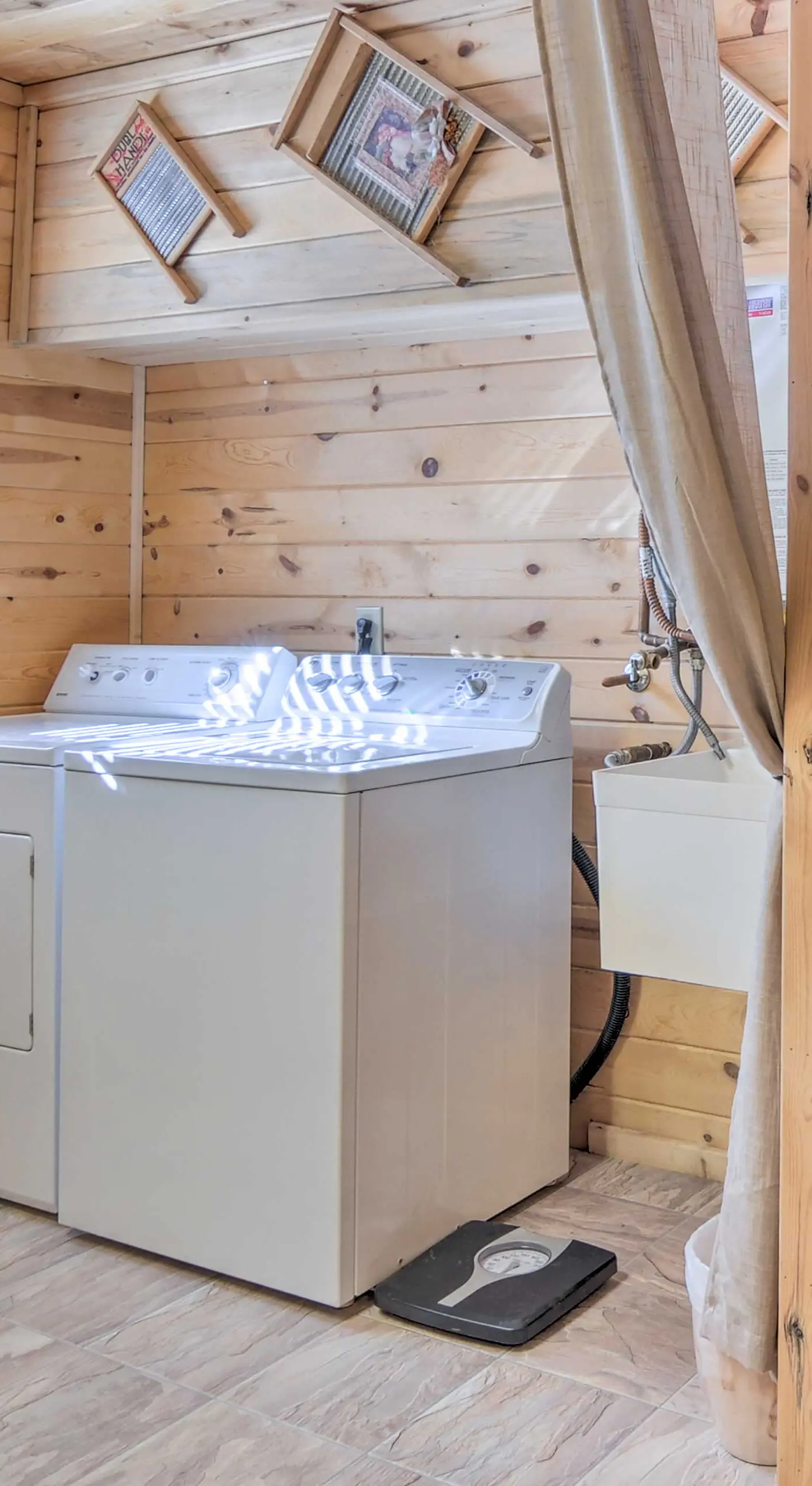 Spacious Duck Creek Village Cabin w/ Hot Tub!