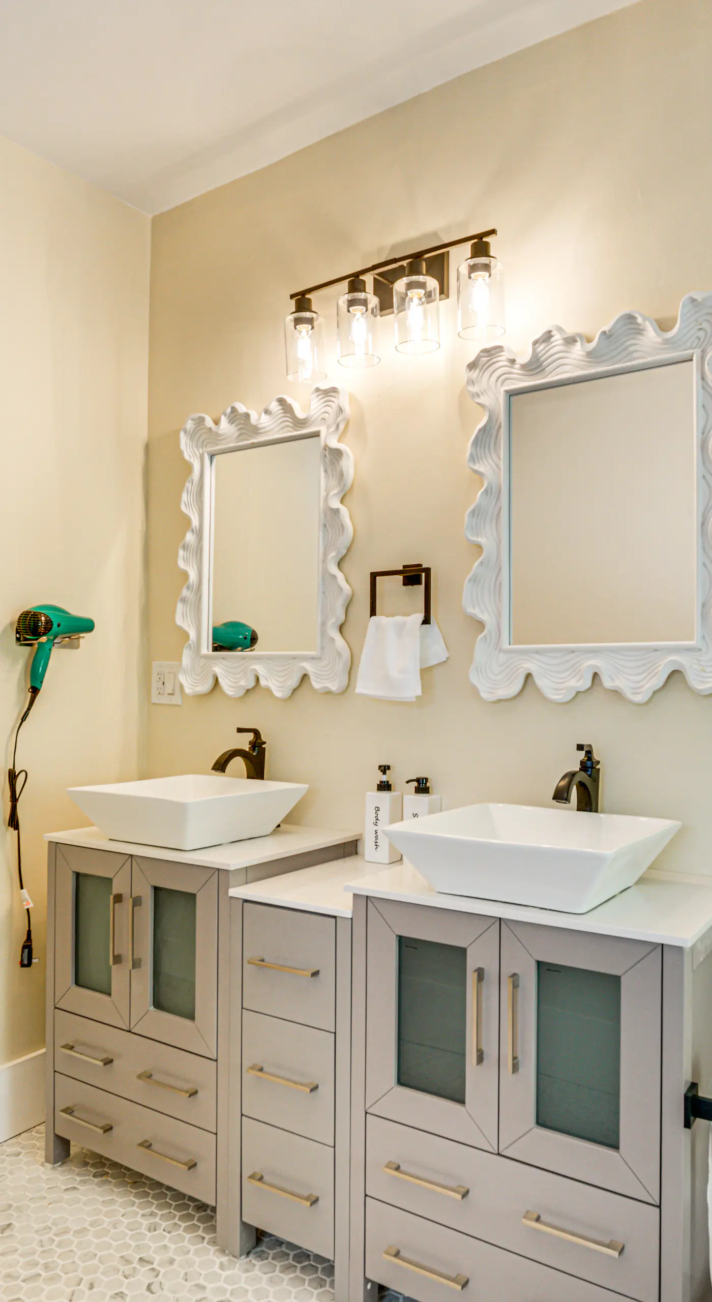5 Mi to Dtwn Detroit: Pet-Friendly ‘Edison Home’