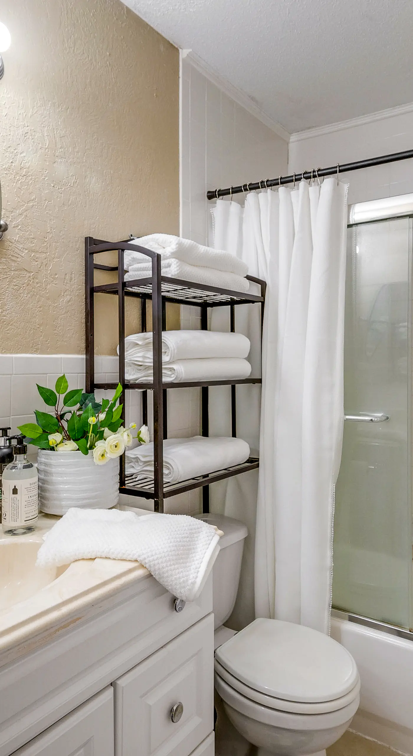 College Station Gem w/ Pool Access Near University