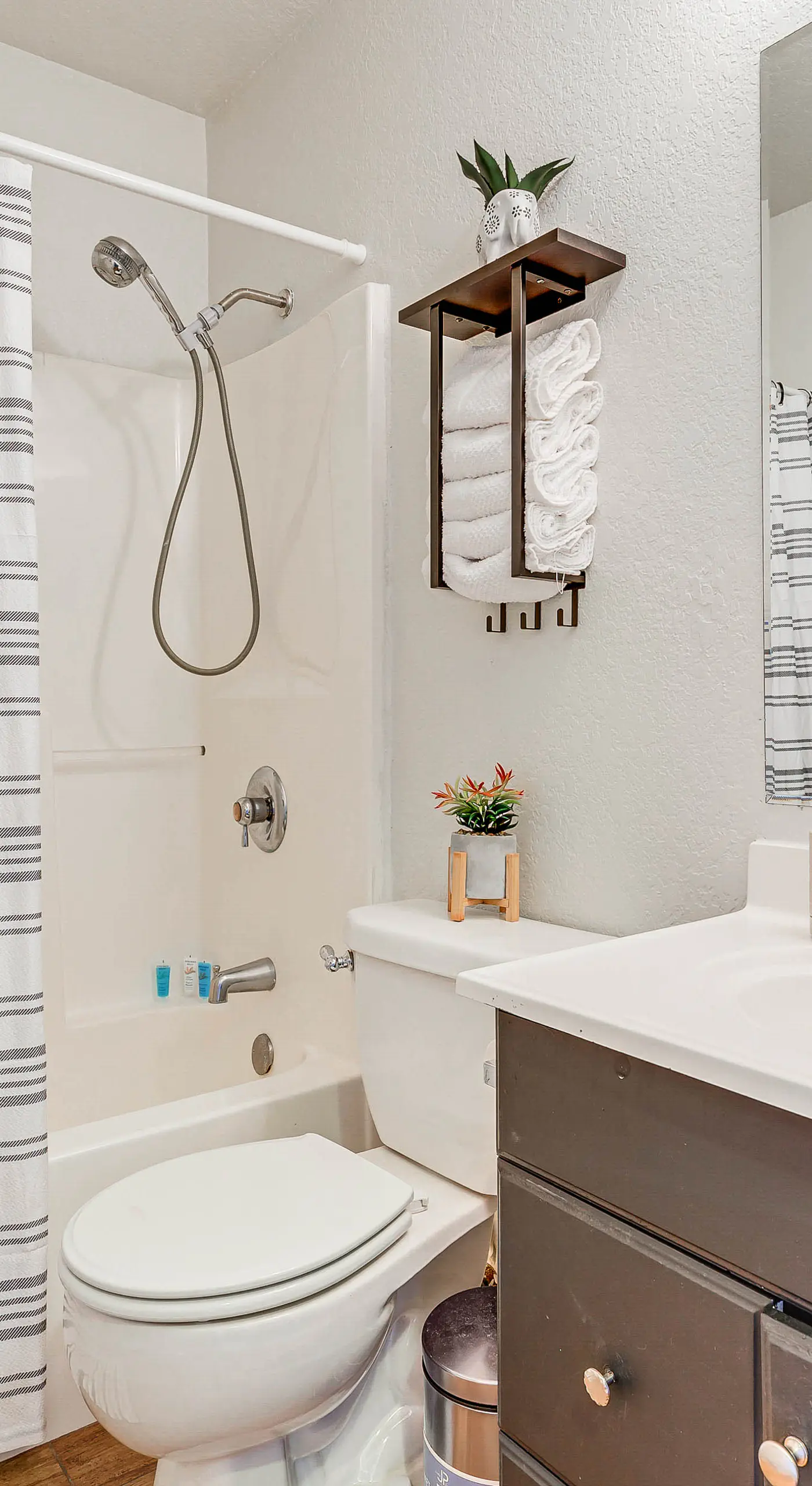 Hot Tub & Patio! Family Getaway in Ocean Springs