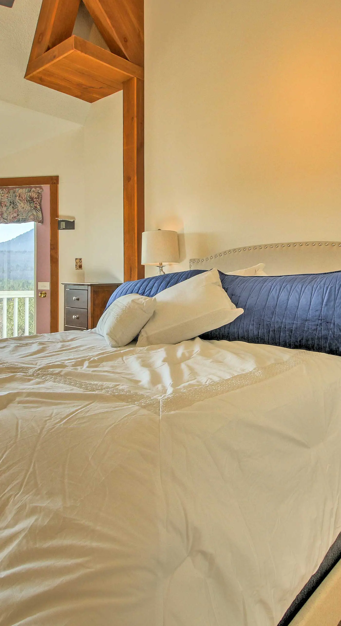 Hot Tub & Moat Mtn Views: North Conway Townhouse