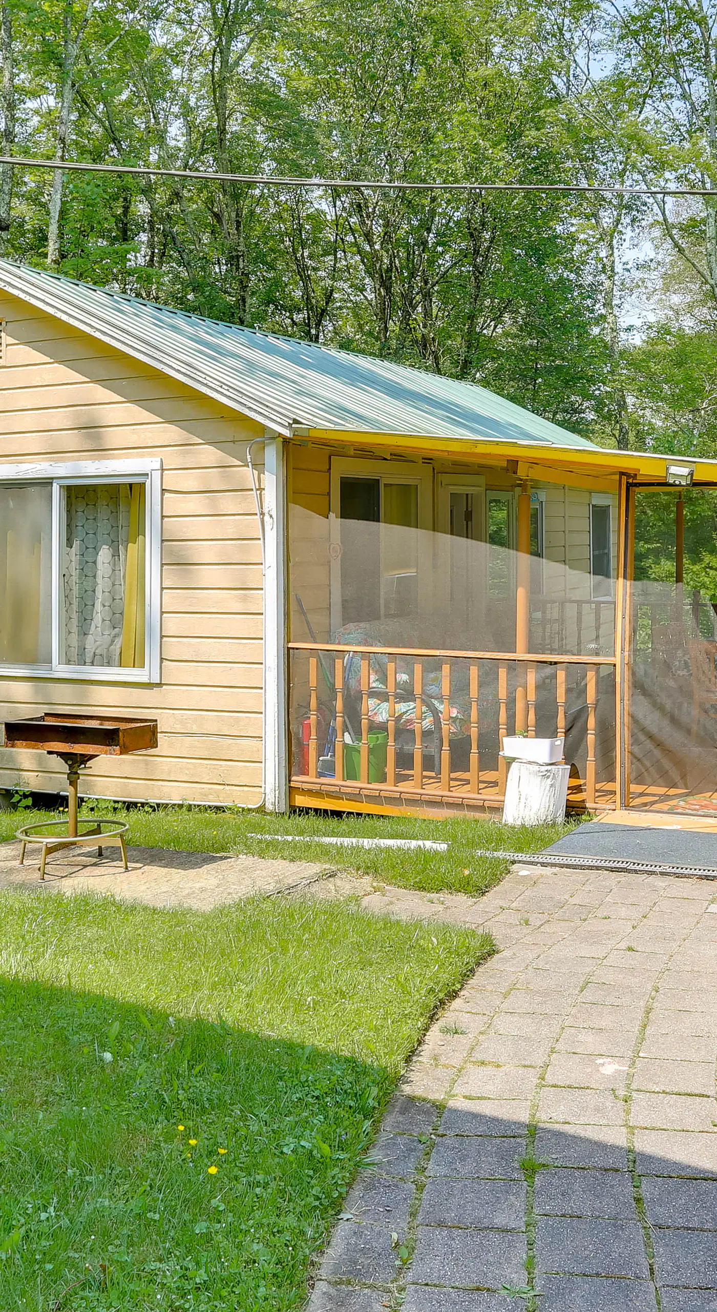 5 Mi to Swinging Bridge Reservoir: Cabin w/ Porch!