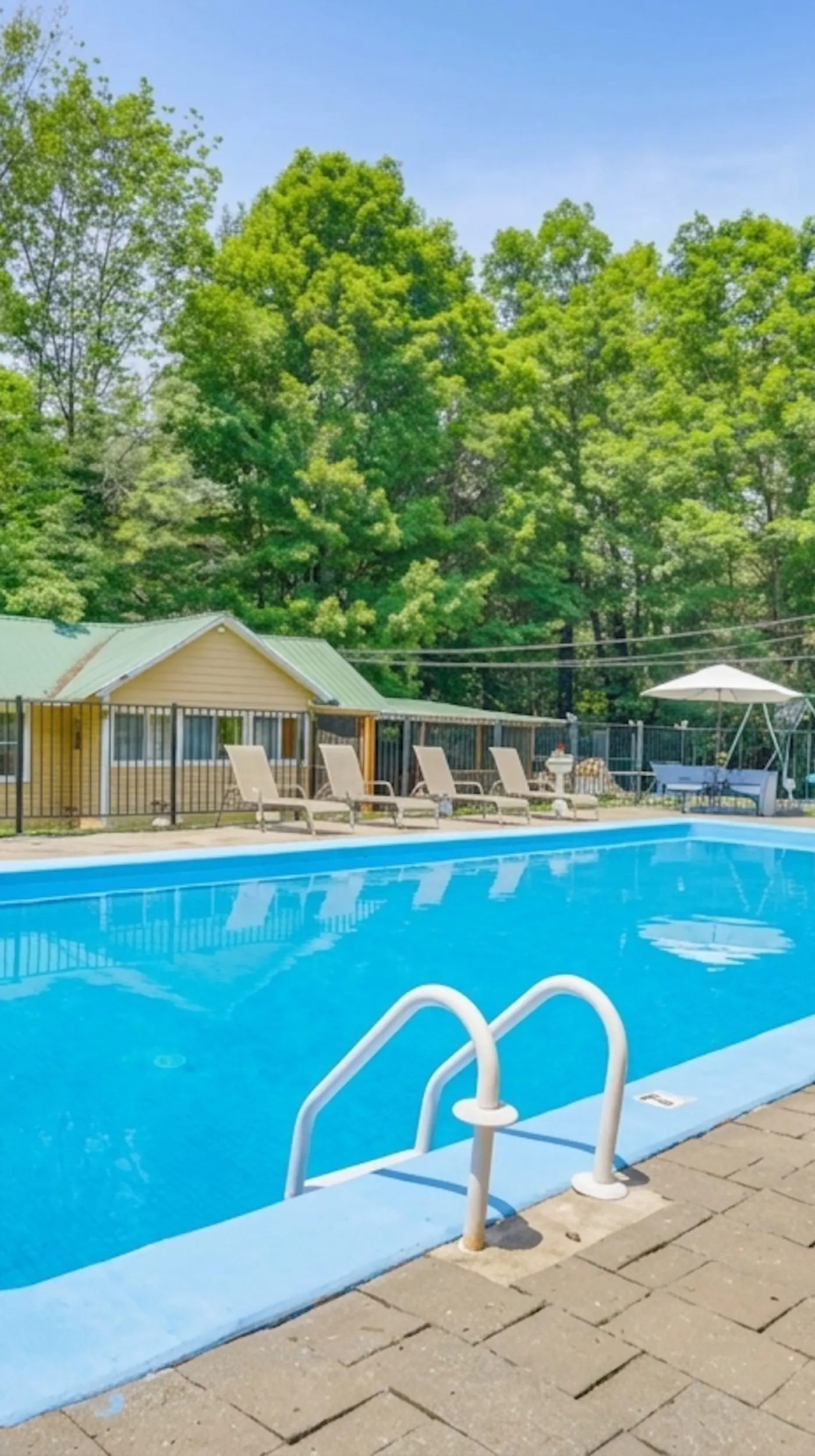 5 Mi to Swinging Bridge Reservoir: Cabin w/ Porch!