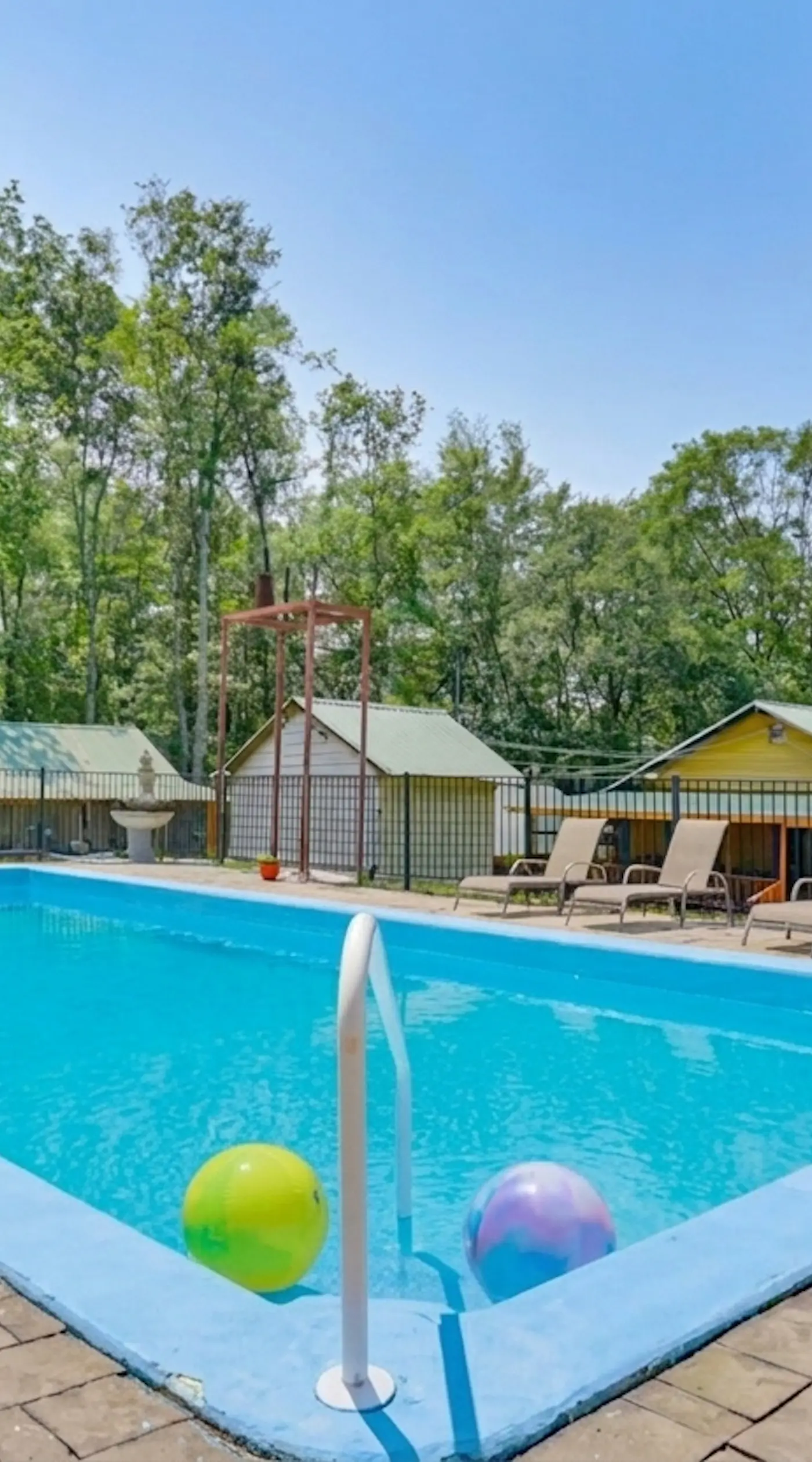 5 Mi to Swinging Bridge Reservoir: Cabin w/ Porch!