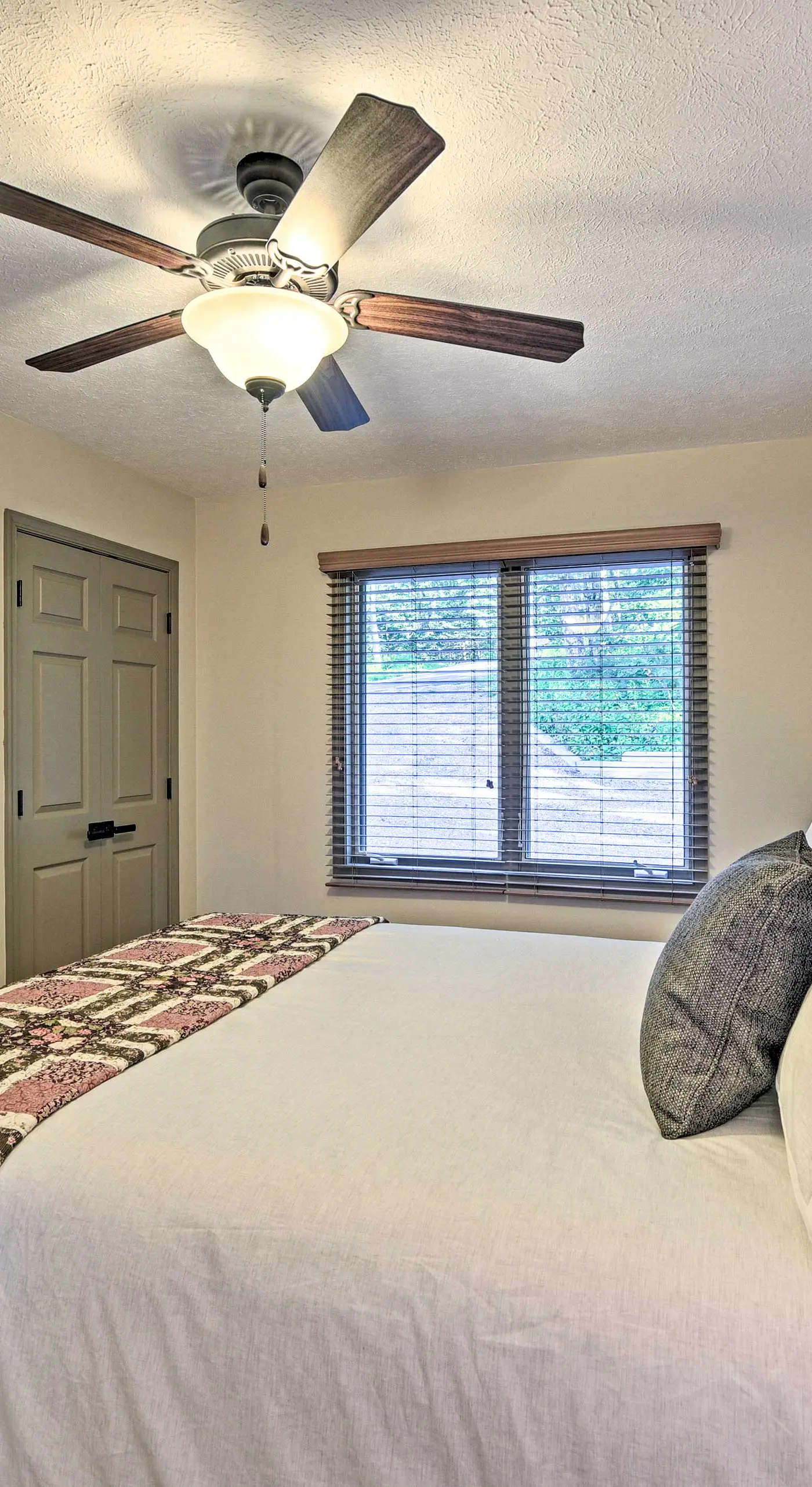 1 Mi to Slopes & Dining: Spacious Ski Getaway!