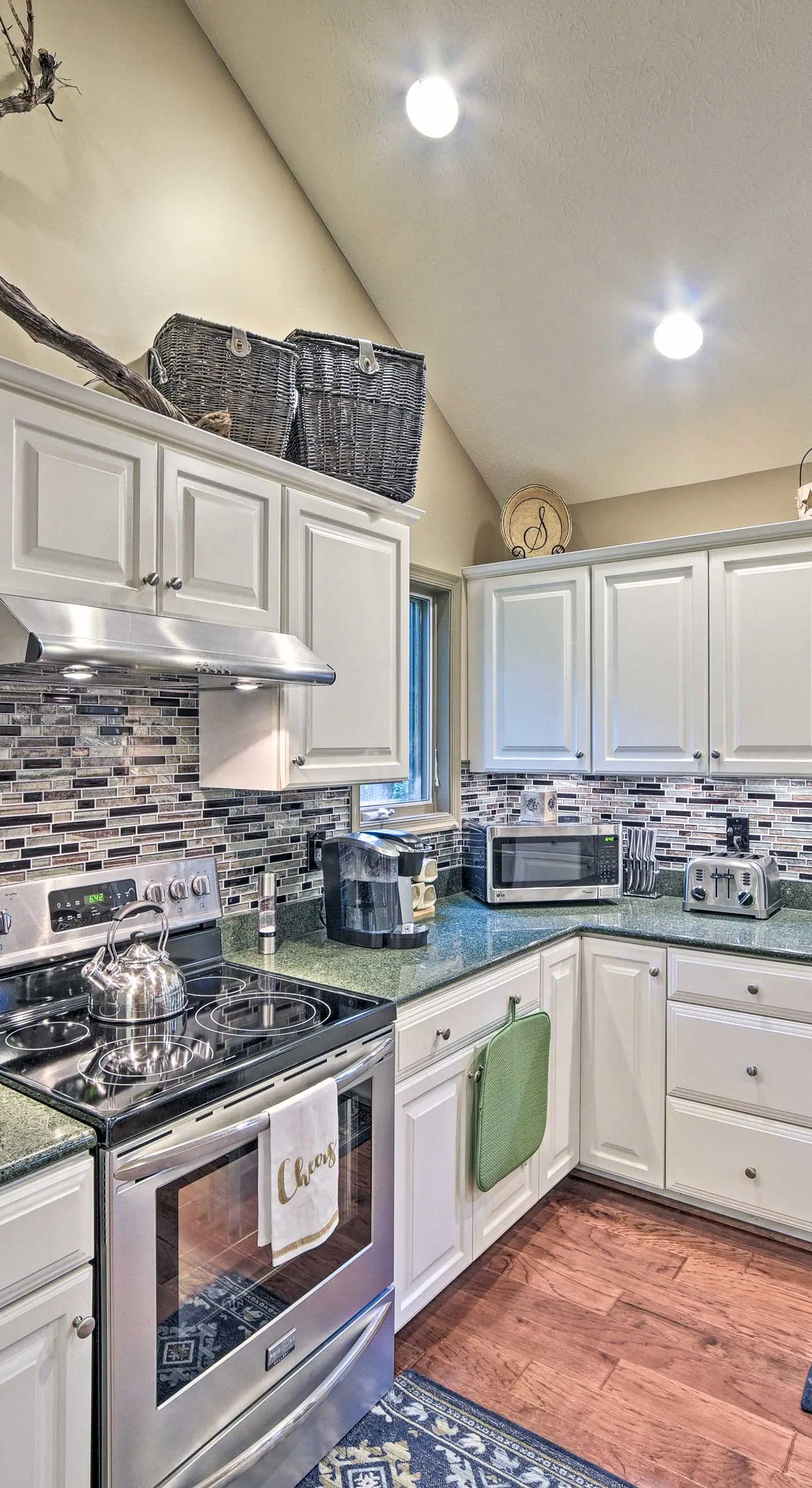 1 Mi to Slopes & Dining: Spacious Ski Getaway!