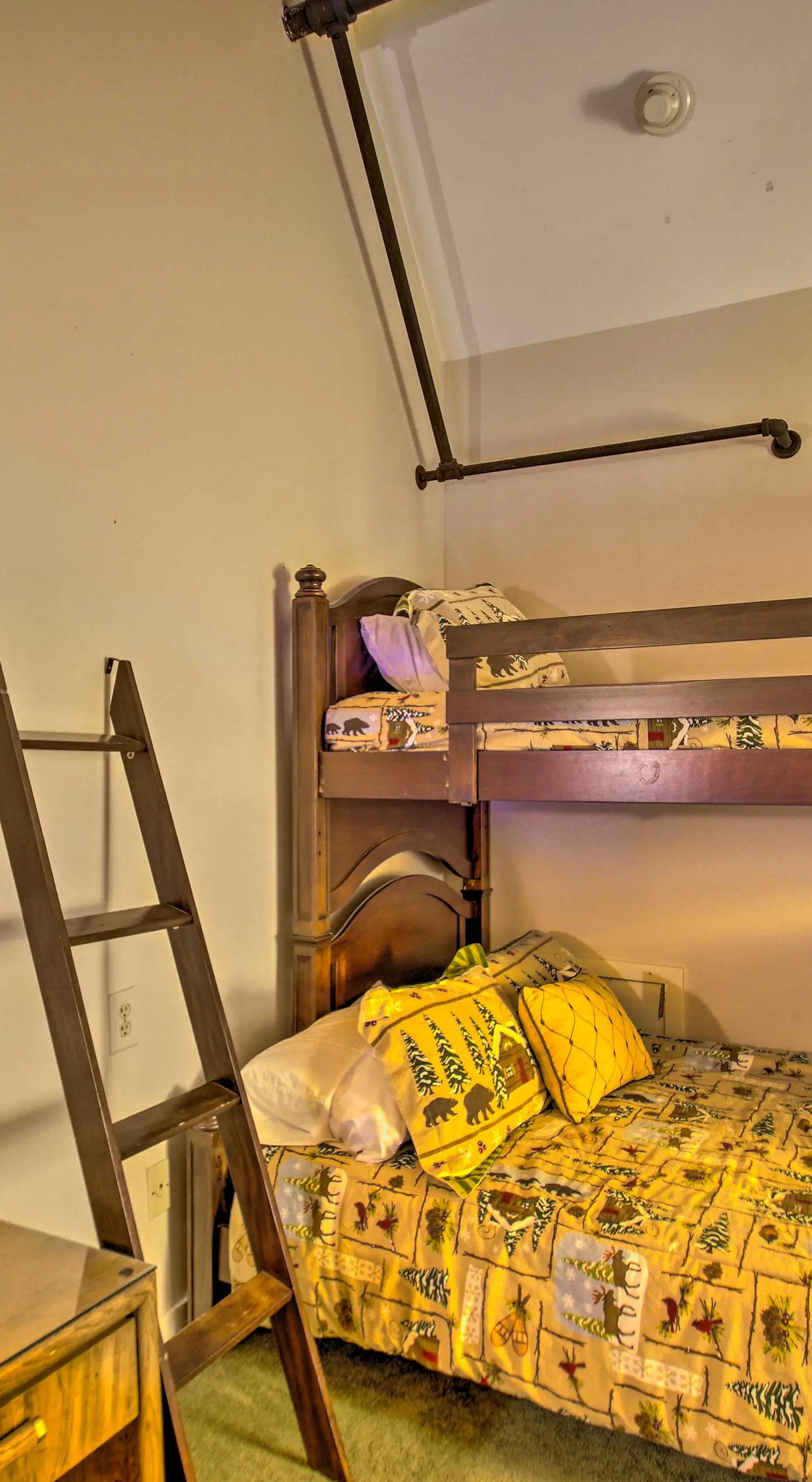 Snug Wintergreen Resort Studio: Ski In & Out!