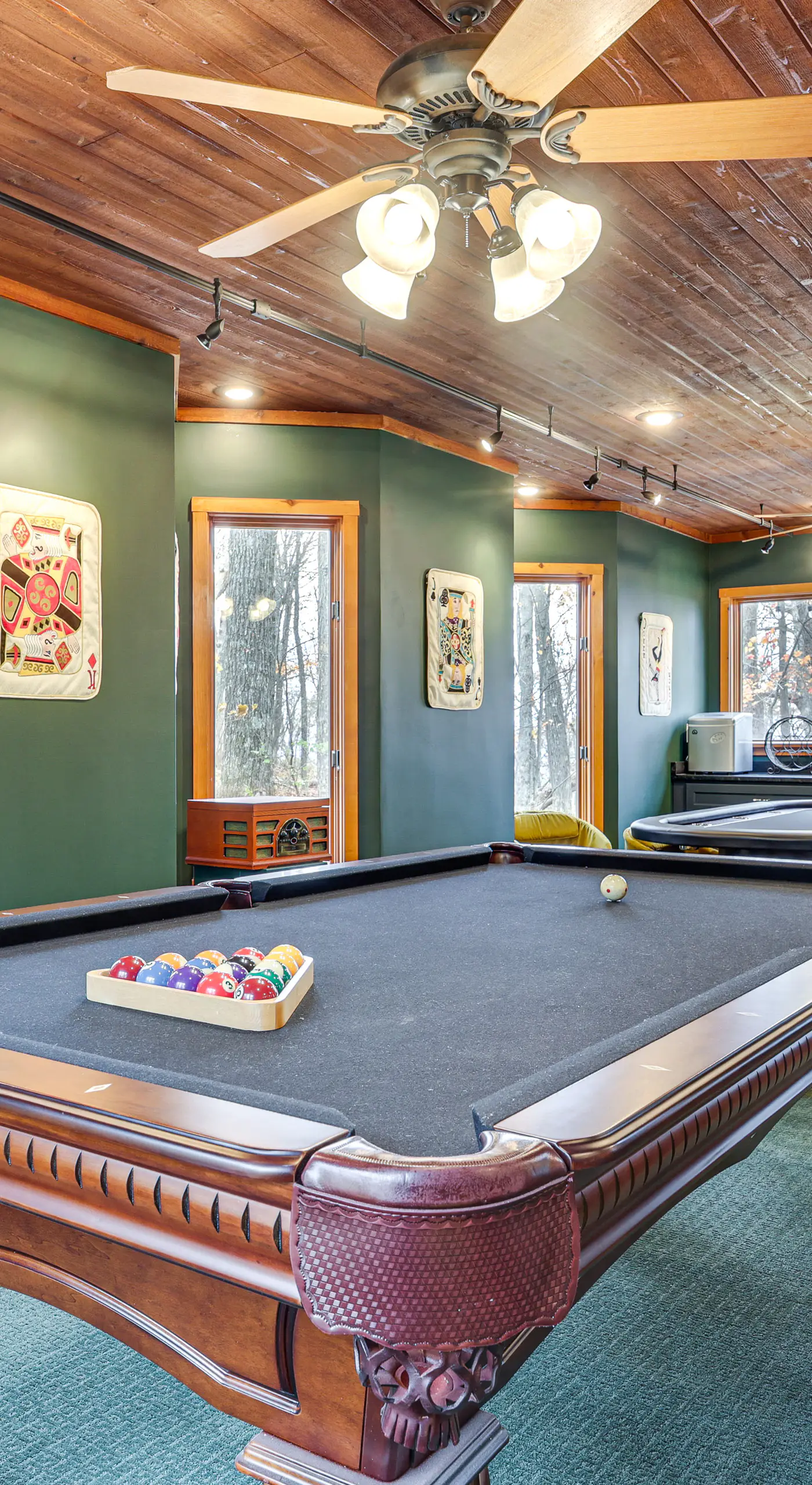 Grand Wintergreen Resort Home w/ Hot Tub!