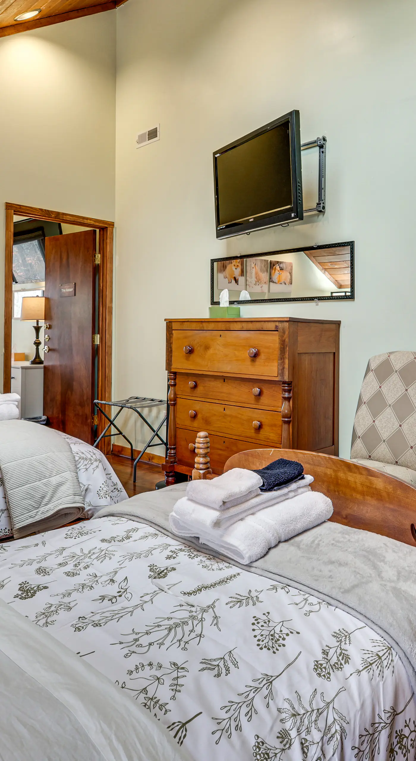 Grand Wintergreen Resort Home w/ Hot Tub!