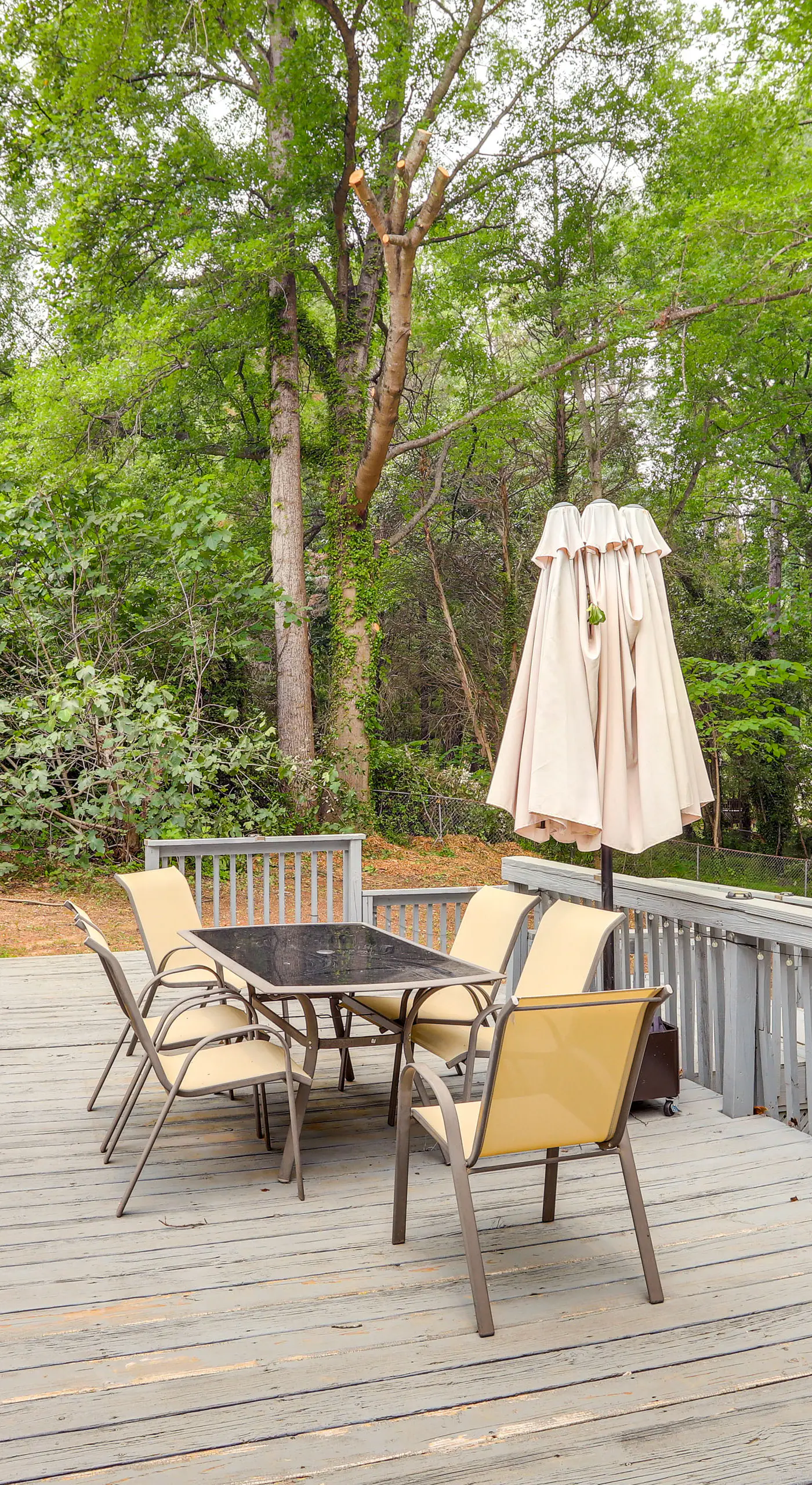 Deck & Game Room: Family Home in Stockbridge!