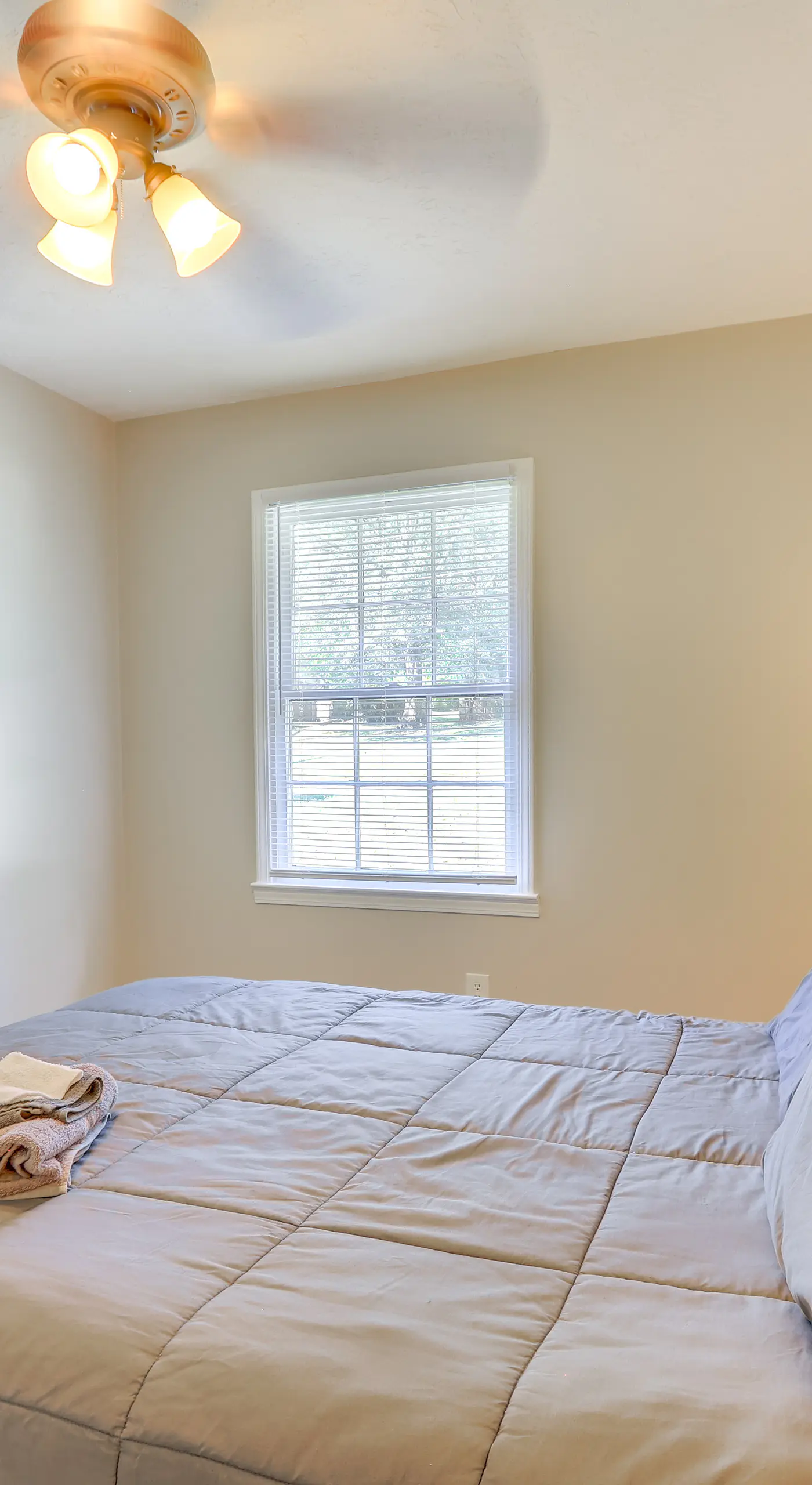 Deck & Game Room: Family Home in Stockbridge!