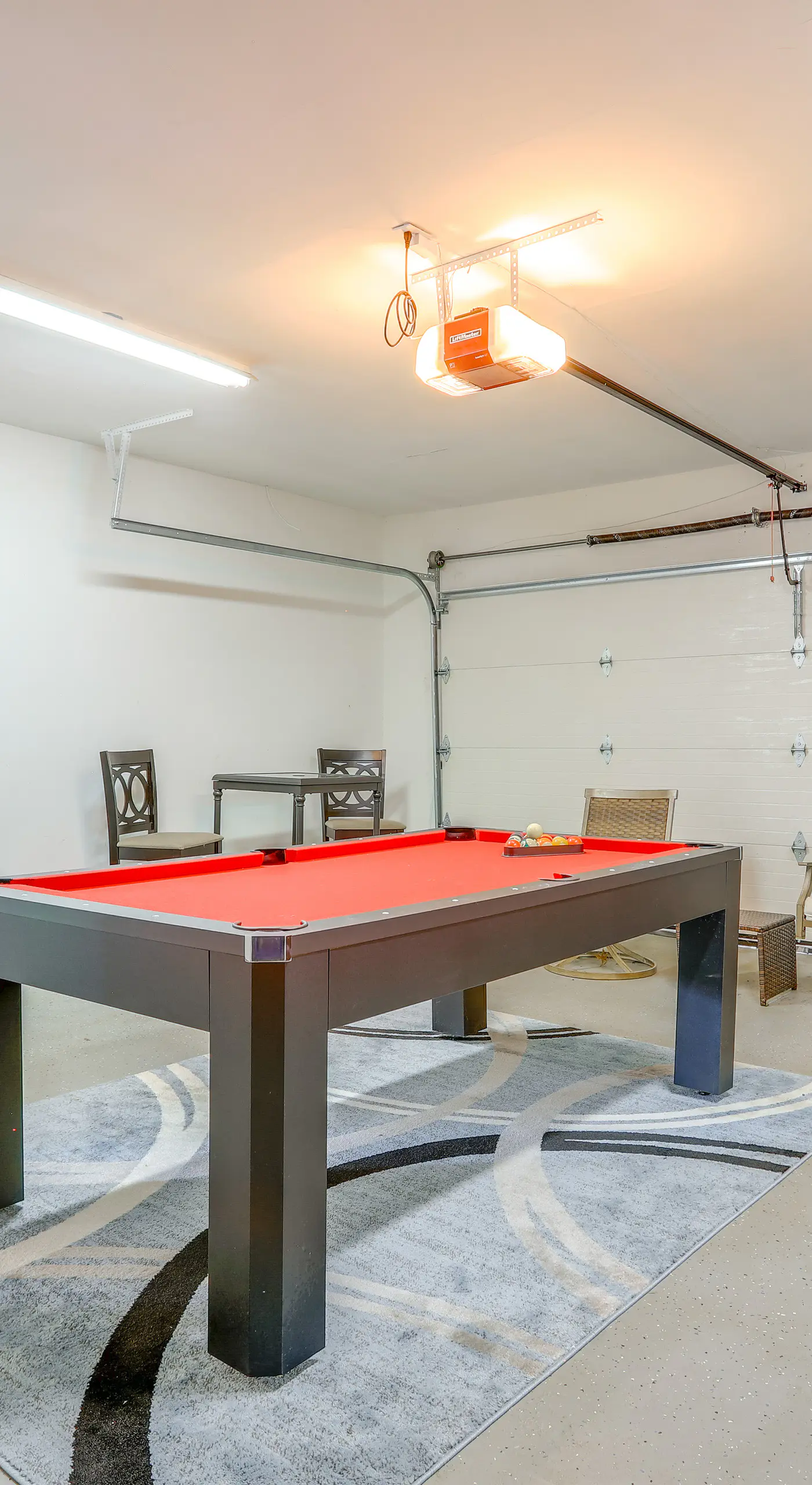 Deck & Game Room: Family Home in Stockbridge!