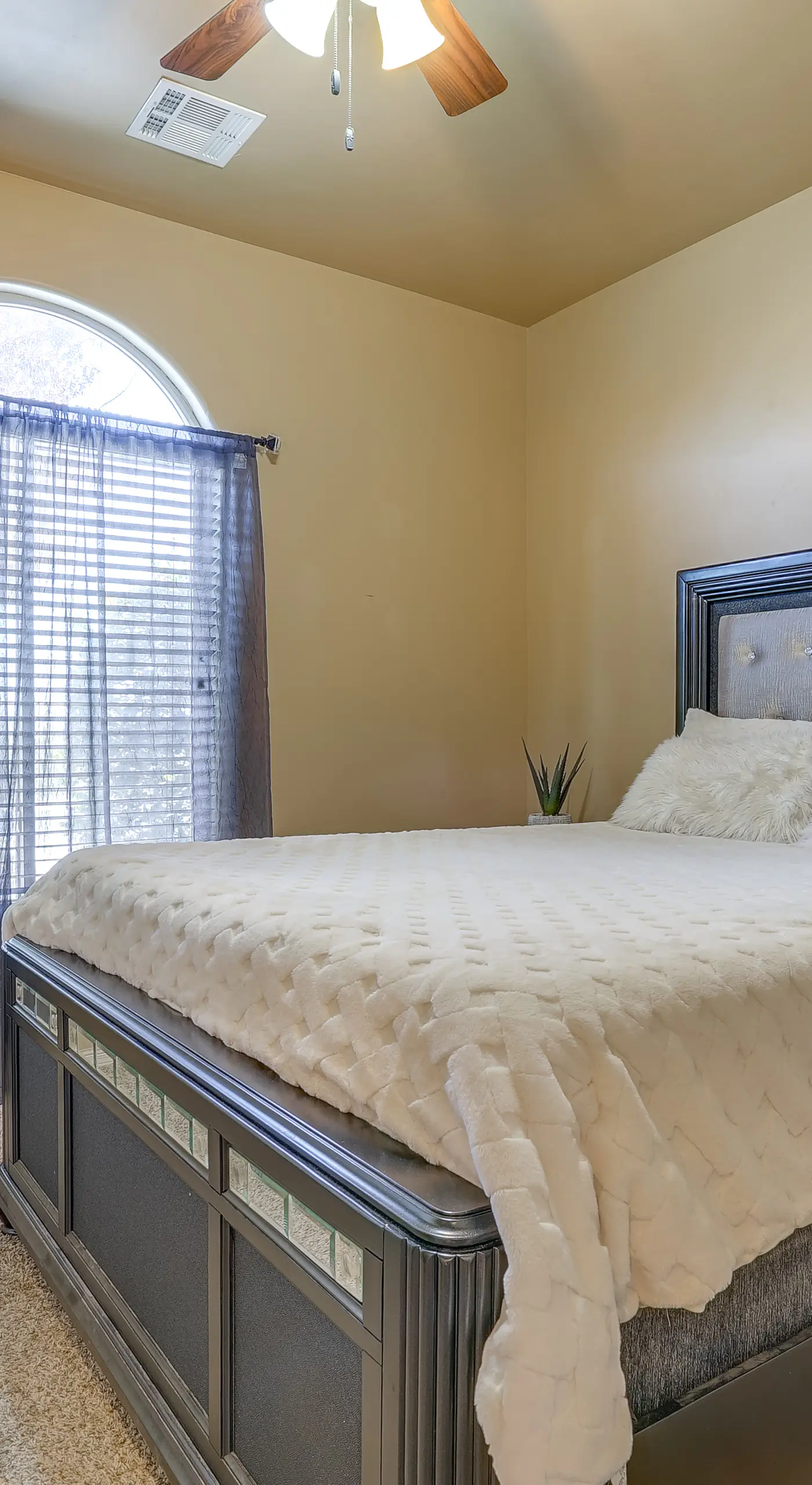 Pet-Friendly Getaway w/ Mtn Views in Las Cruces!