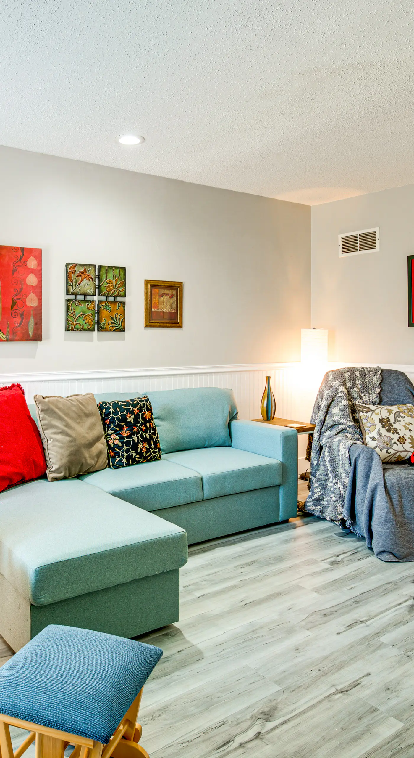 Near Arrowhead Stadium: Walkable Overland Park Gem