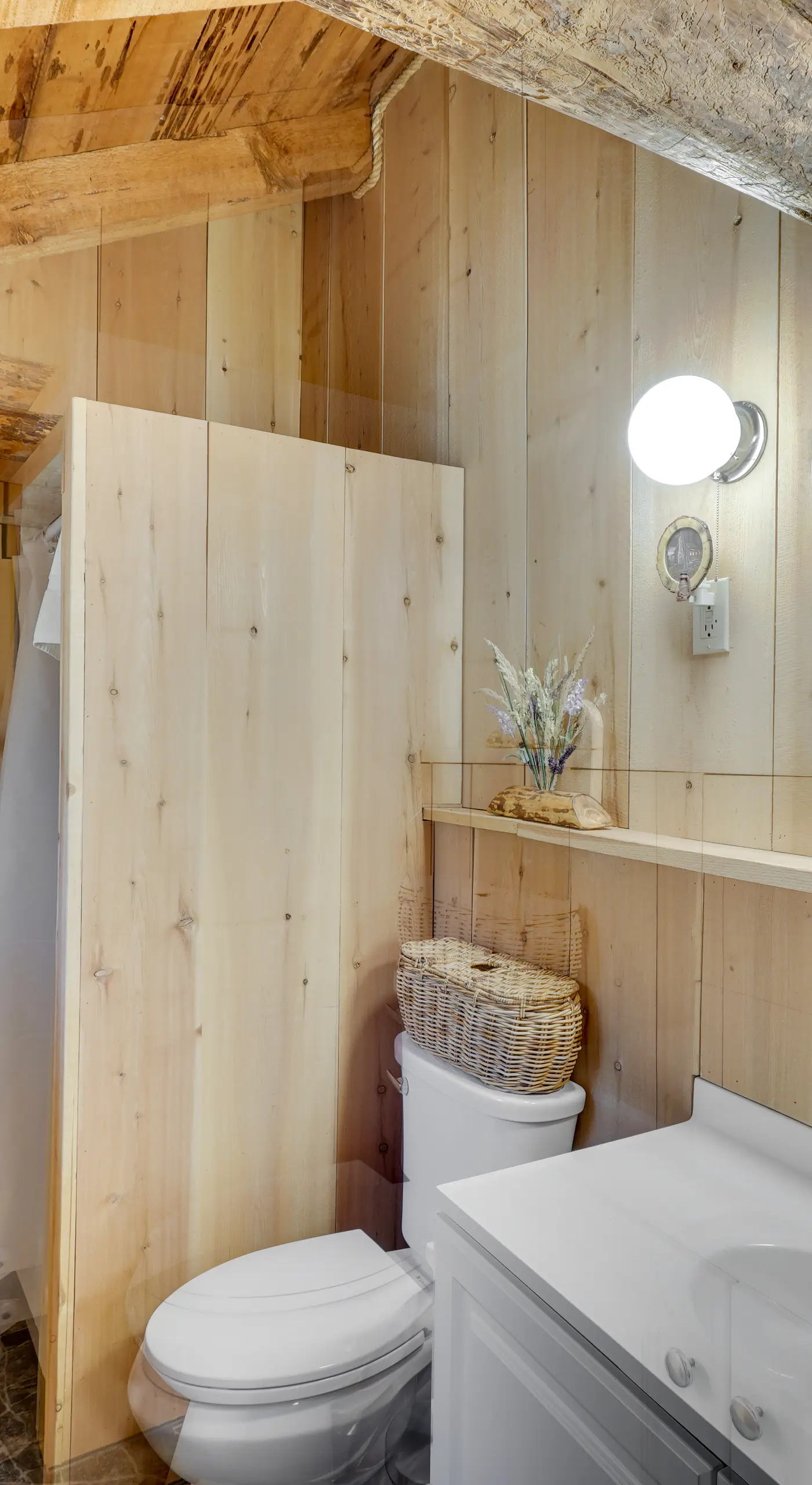 Remote Escape: Klamath Falls Cabin By Lake & Hikes