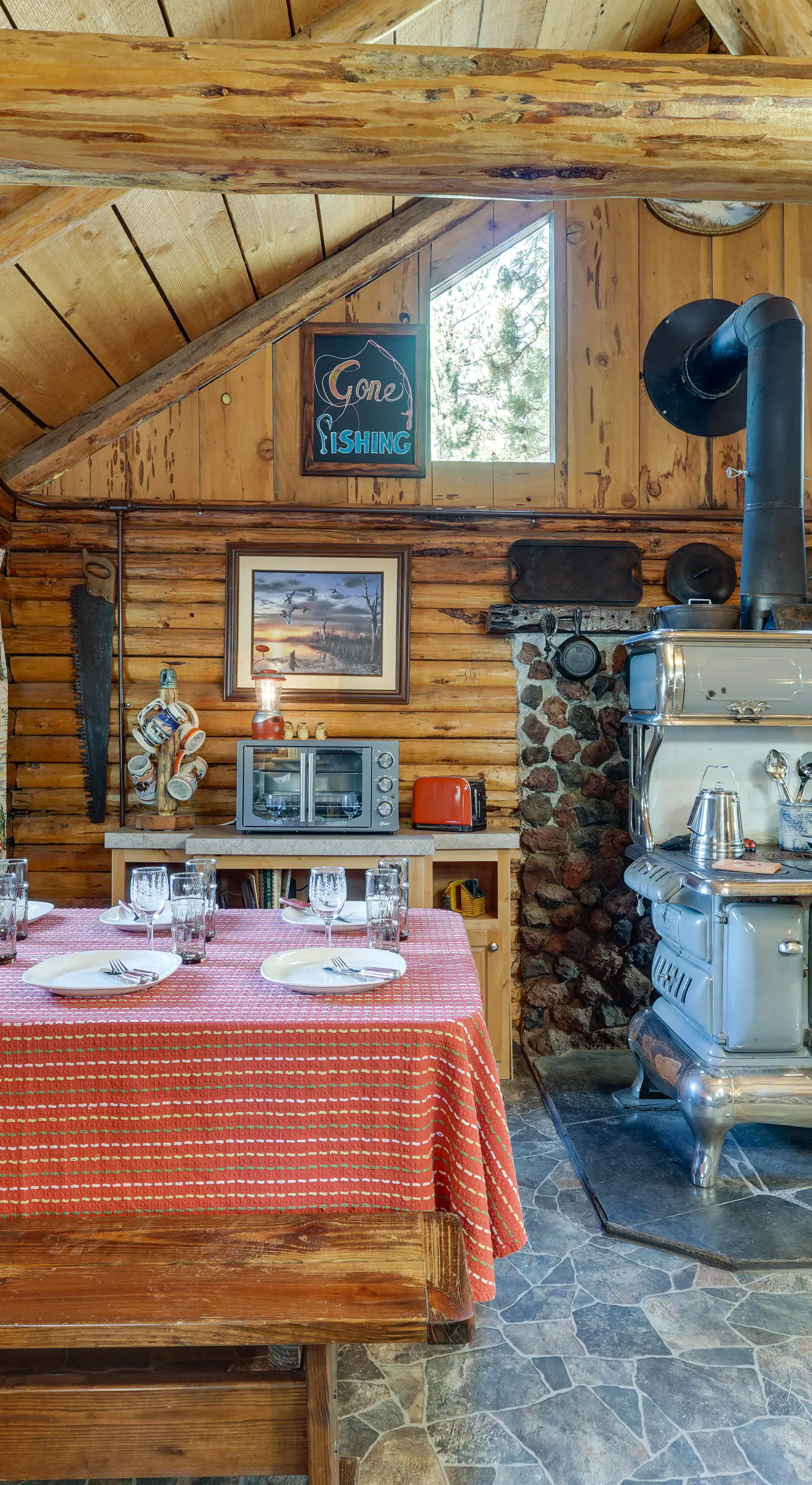 Remote Escape: Klamath Falls Cabin By Lake & Hikes