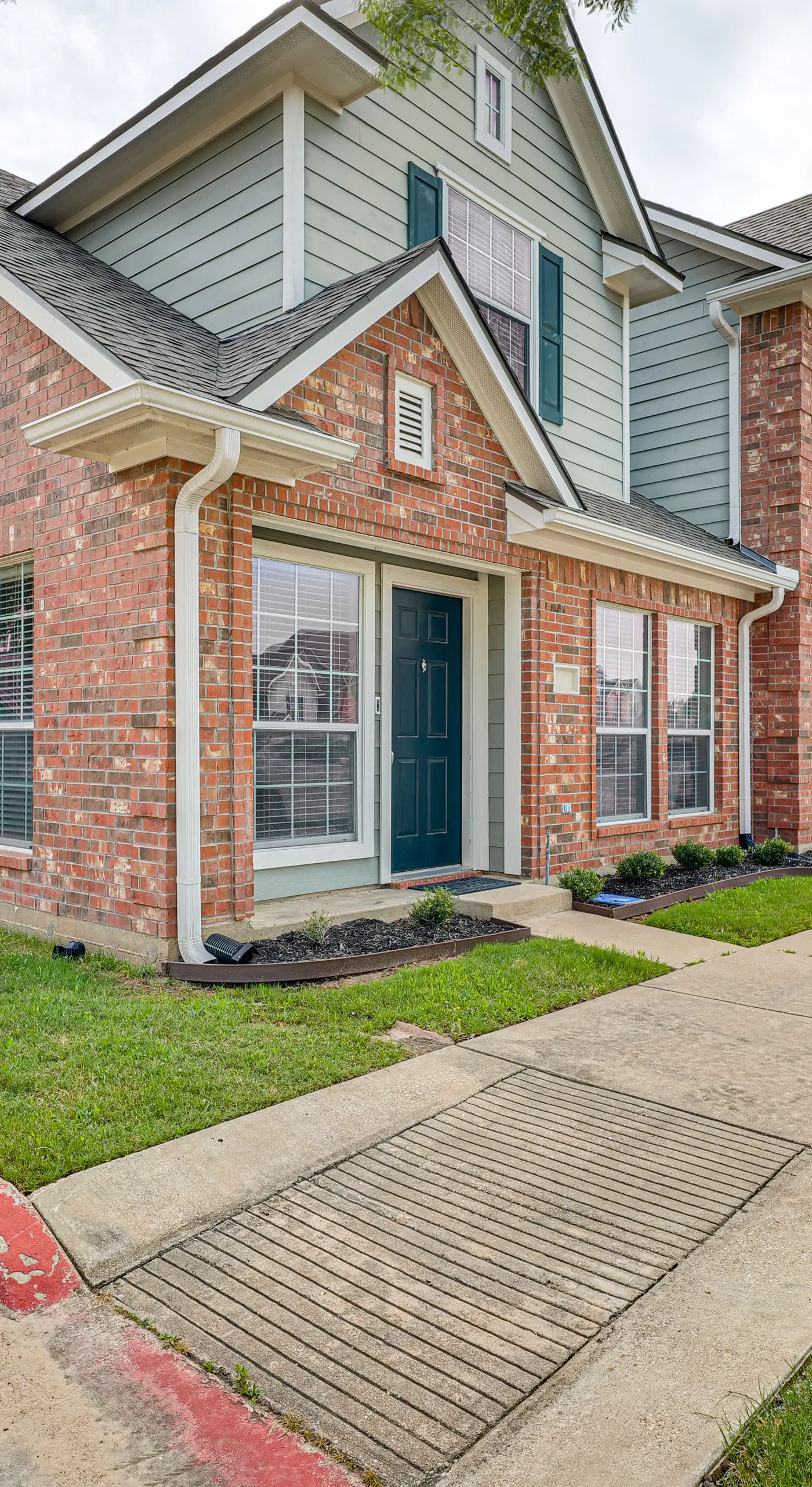 Central College Station Townhome w/ Community Pool